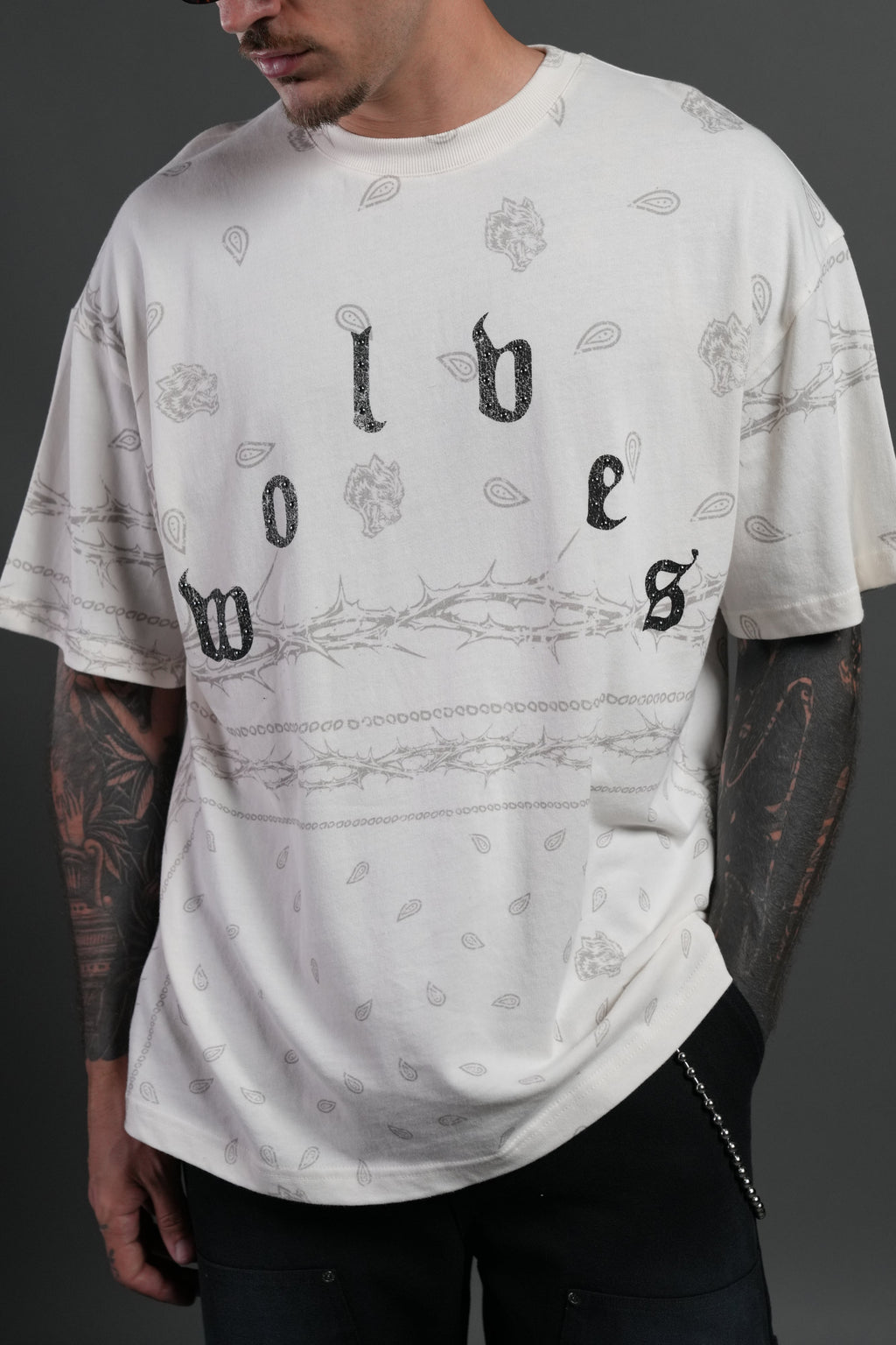 Studded Wolves Pyramid Premium Oversized Tee in Cream Thorn Paisley — imagem 7
