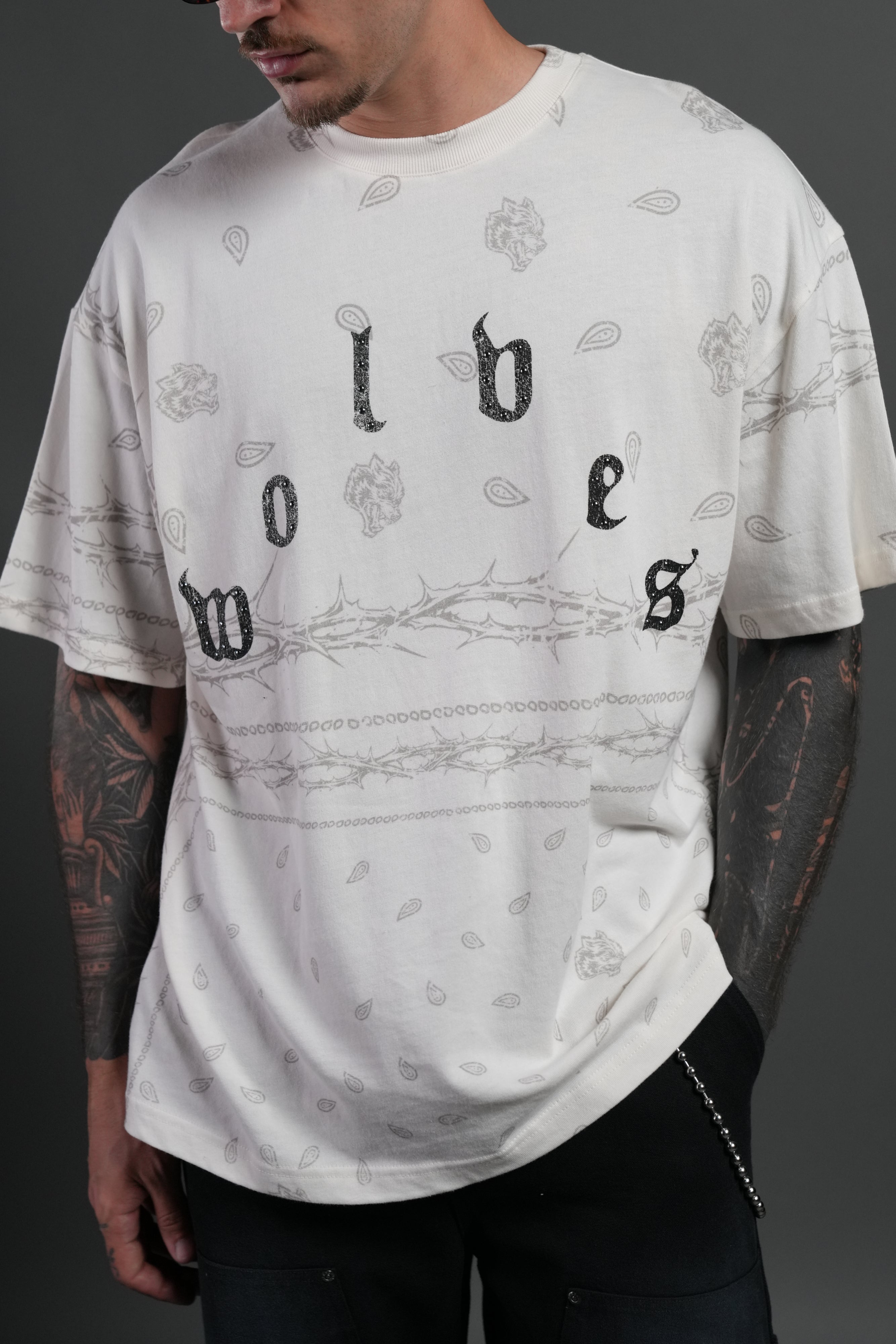 Studded Wolves Pyramid Premium Oversized Tee in Cream Thorn Paisley — imagem 7