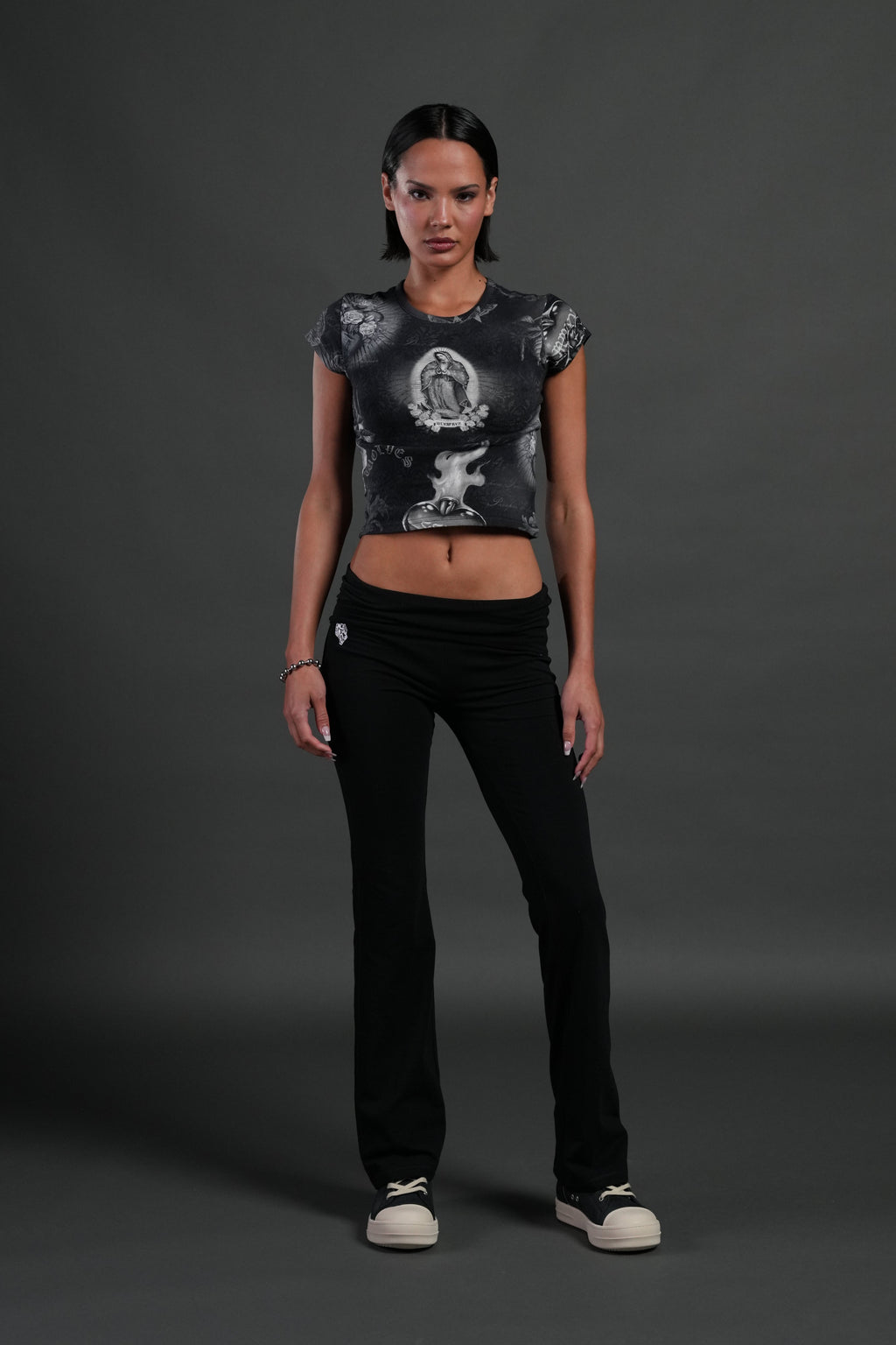 Sacred Path "Baby" Tee in Corazon de Oscuridad Tonal — imagem 3