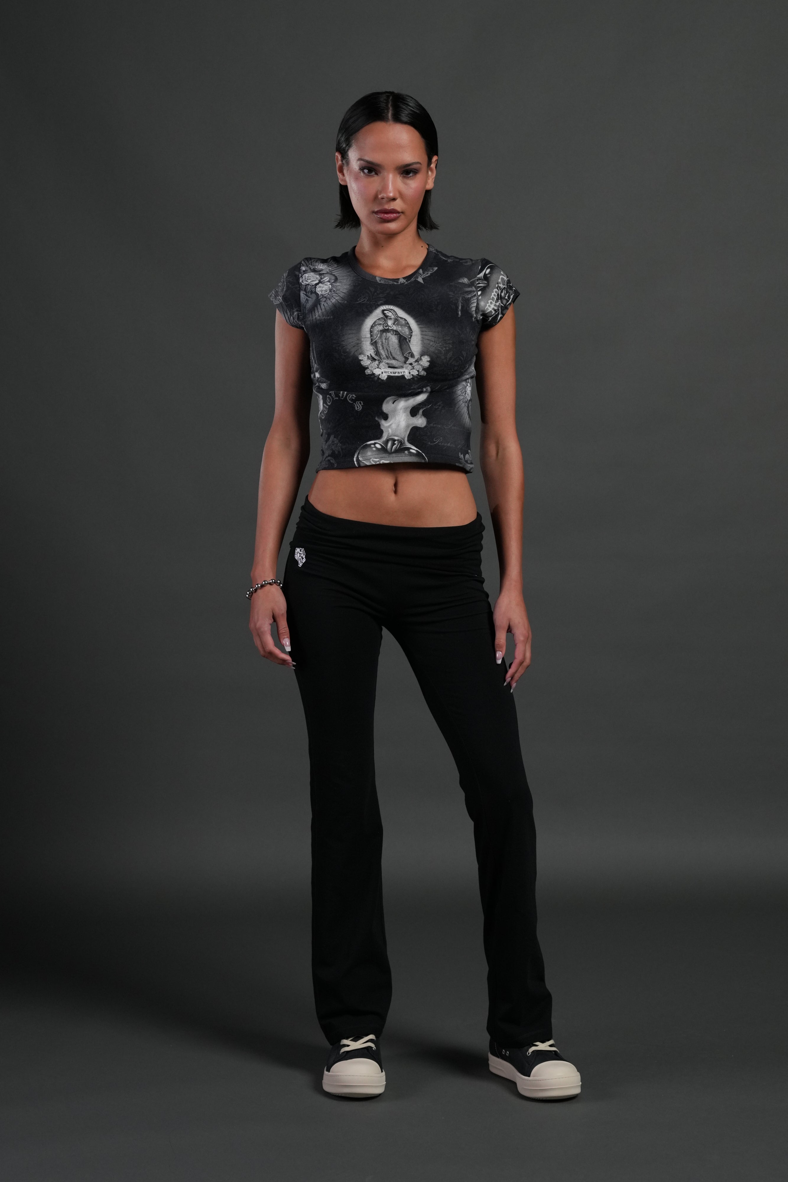 Sacred Path "Baby" Tee in Corazon de Oscuridad Tonal — imagem 3