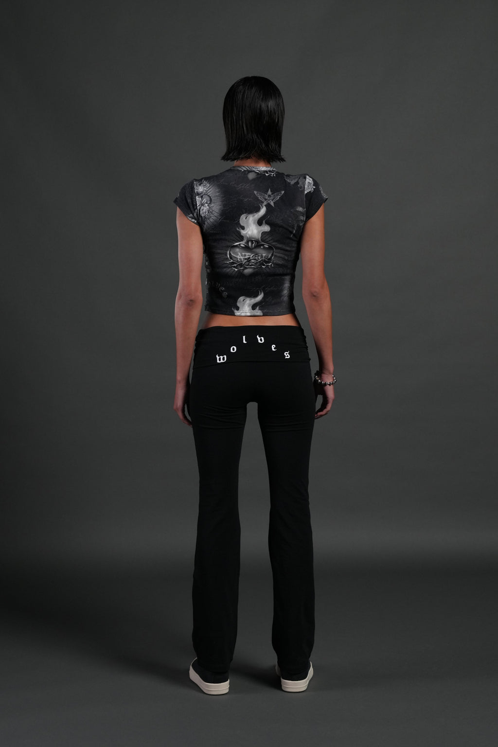 Sacred Path "Baby" Tee in Corazon de Oscuridad Tonal — imagem 4