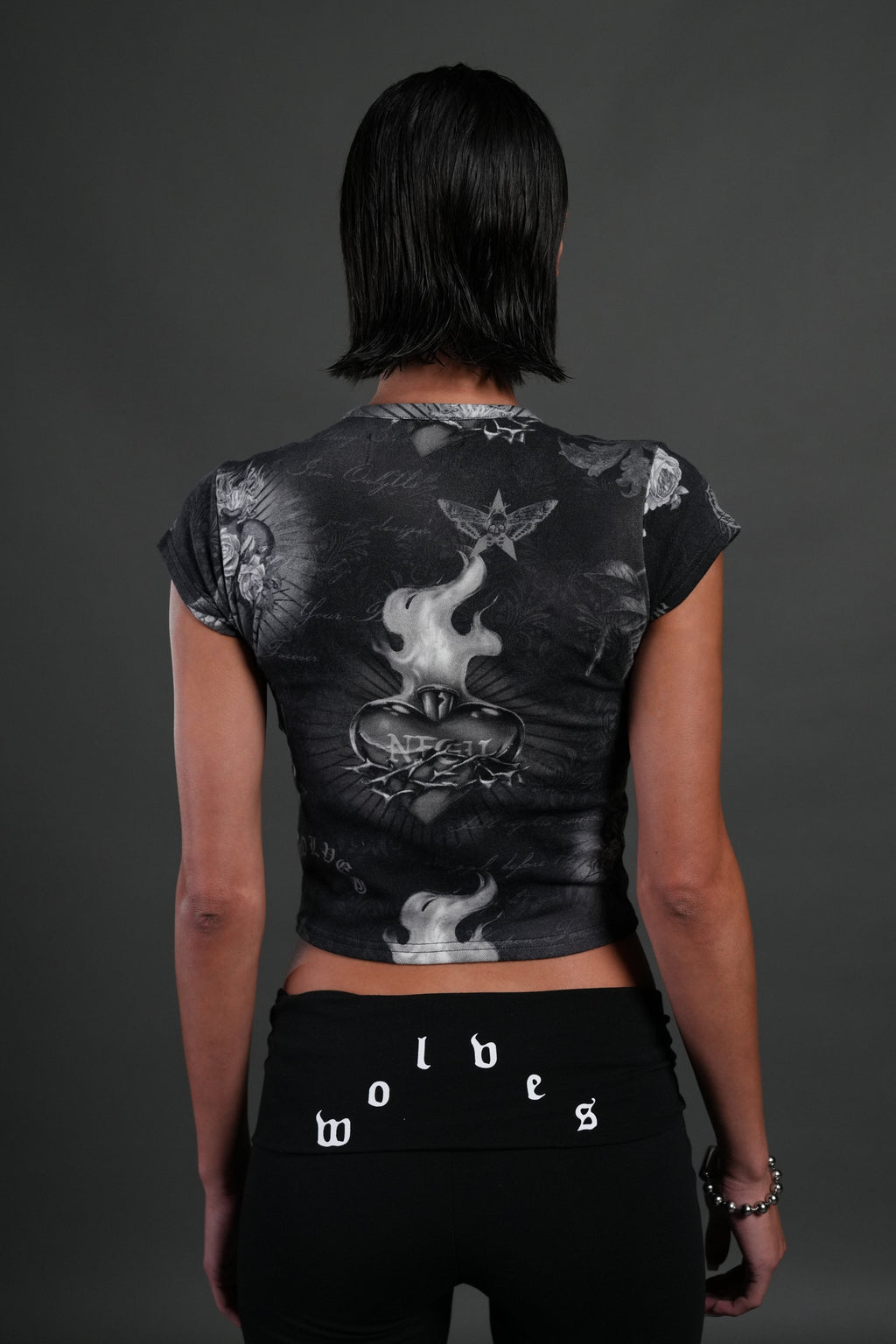 Sacred Path "Baby" Tee in Corazon de Oscuridad Tonal — imagem 2