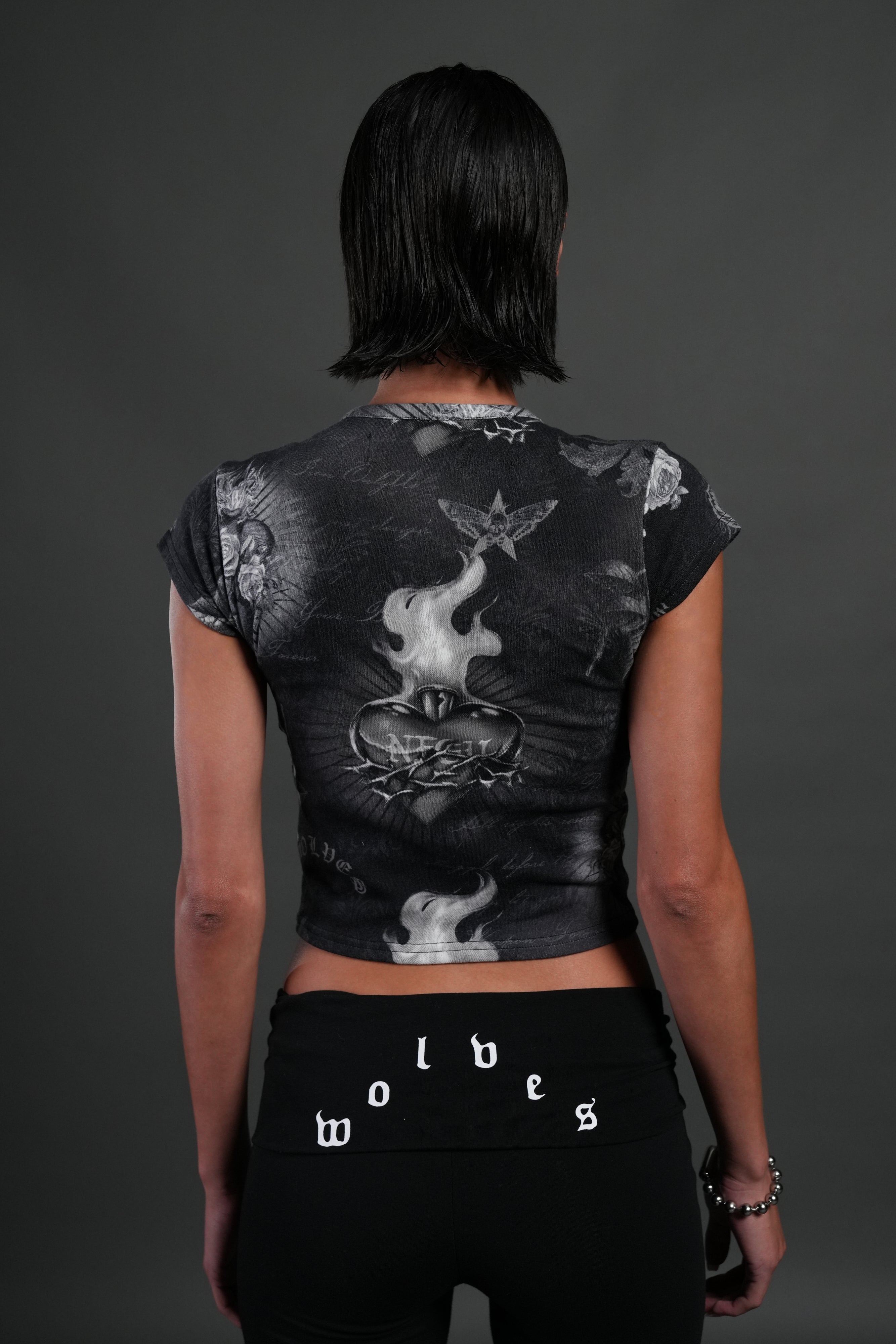 Sacred Path "Baby" Tee in Corazon de Oscuridad Tonal — imagem 2