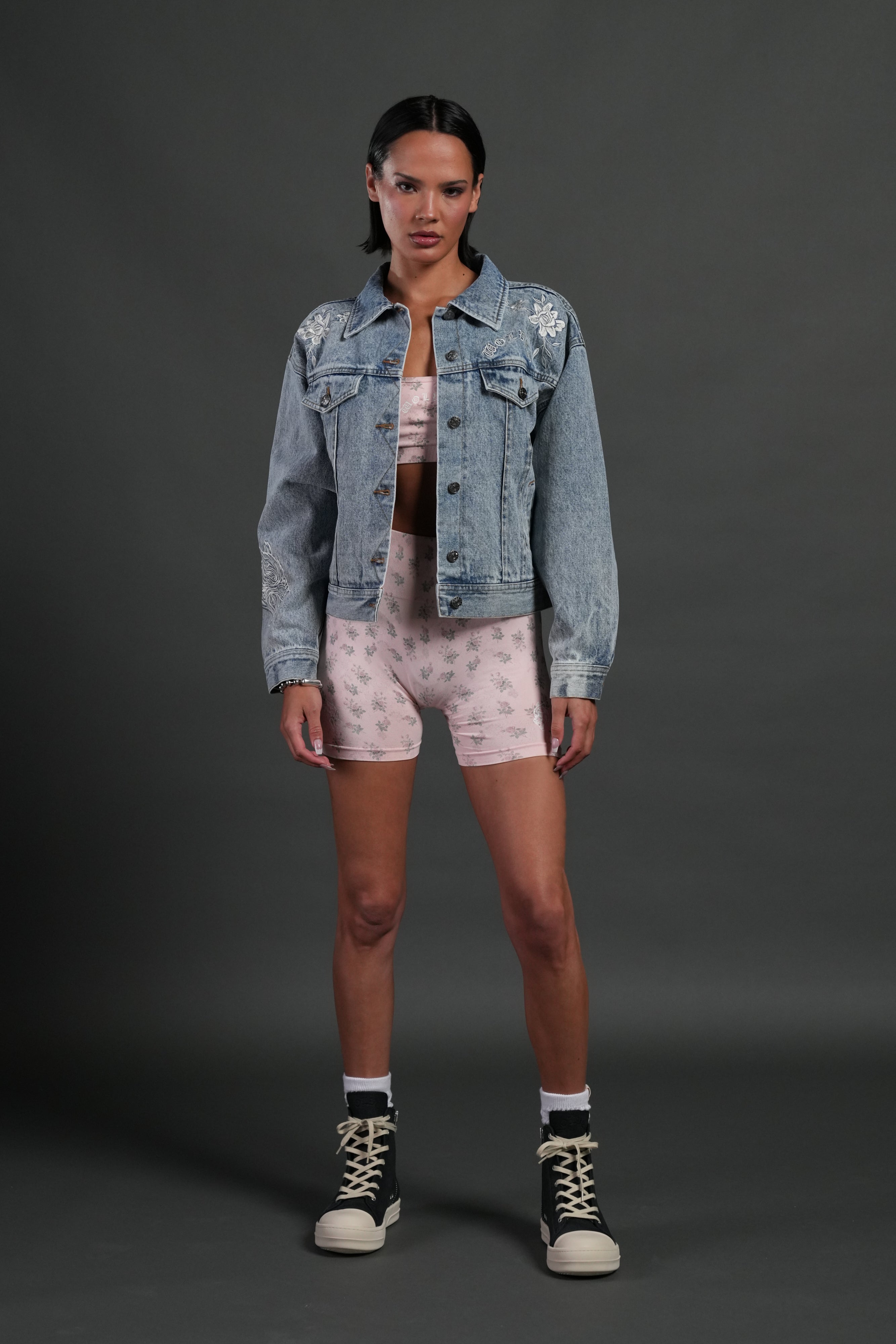 Tales We Tell She American Denim Jacket in Light Wash — imagem 3