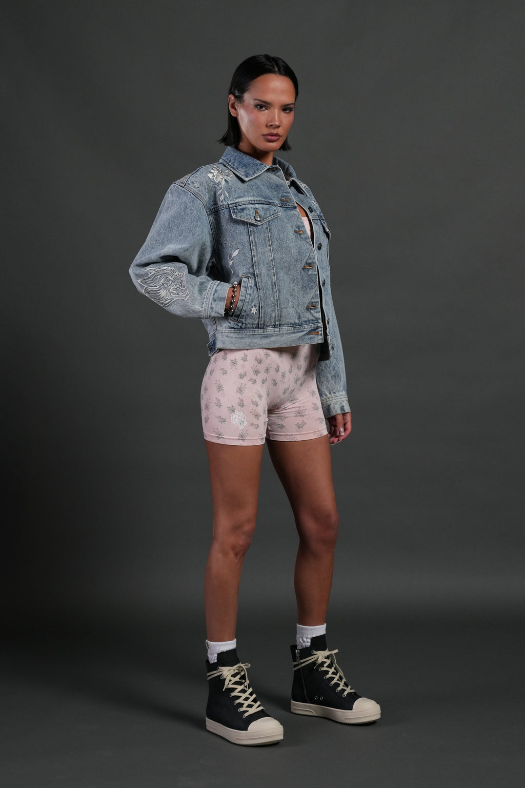 Tales We Tell She American Denim Jacket in Light Wash — imagem 4