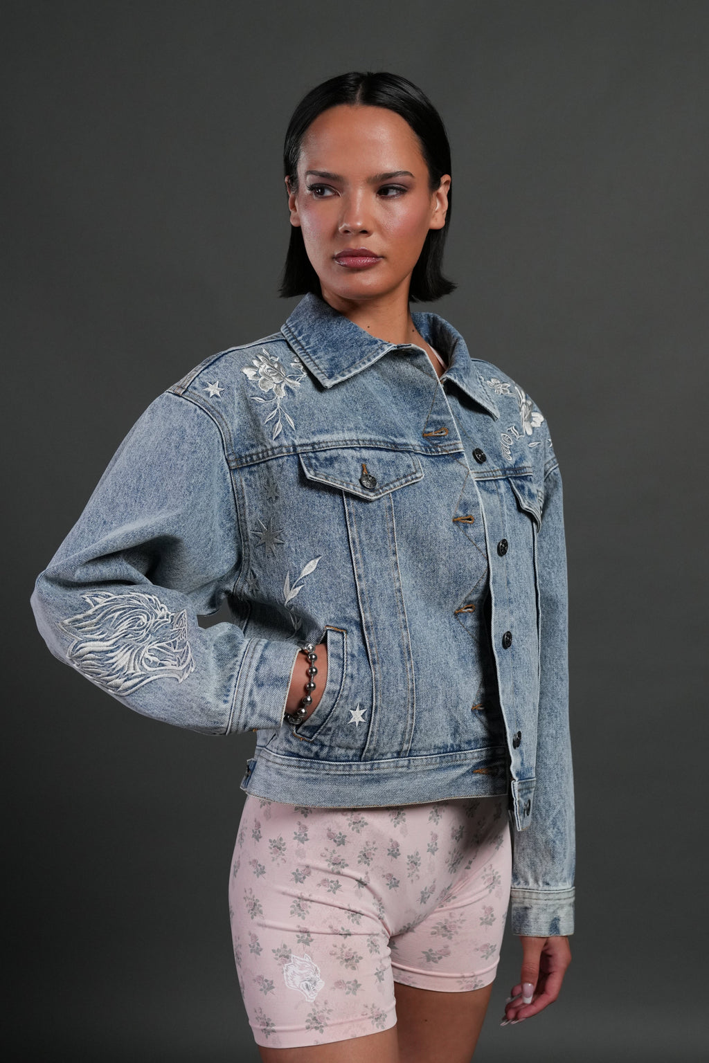 Tales We Tell She American Denim Jacket in Light Wash — imagem 1