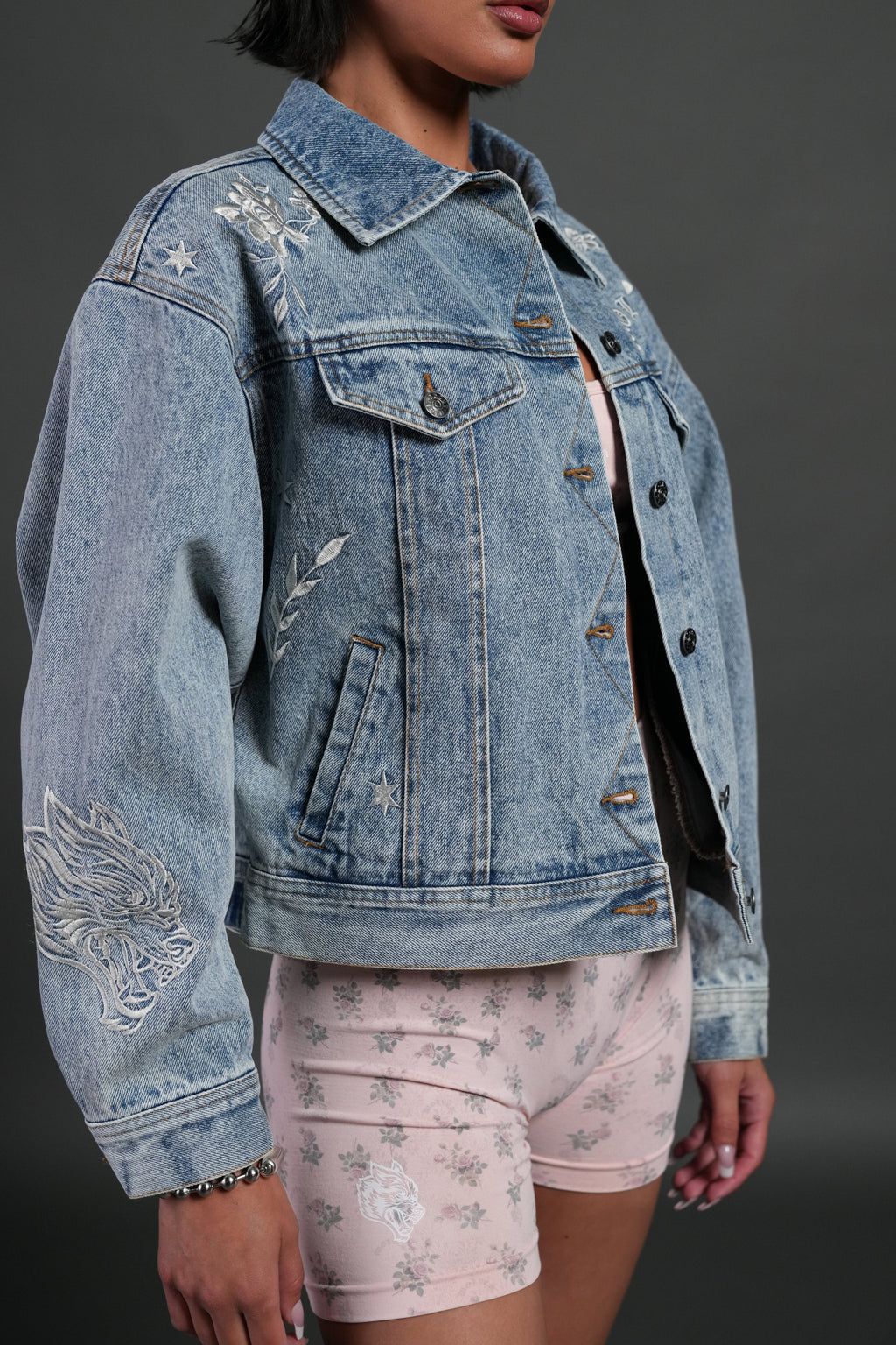 Tales We Tell She American Denim Jacket in Light Wash — imagem 6