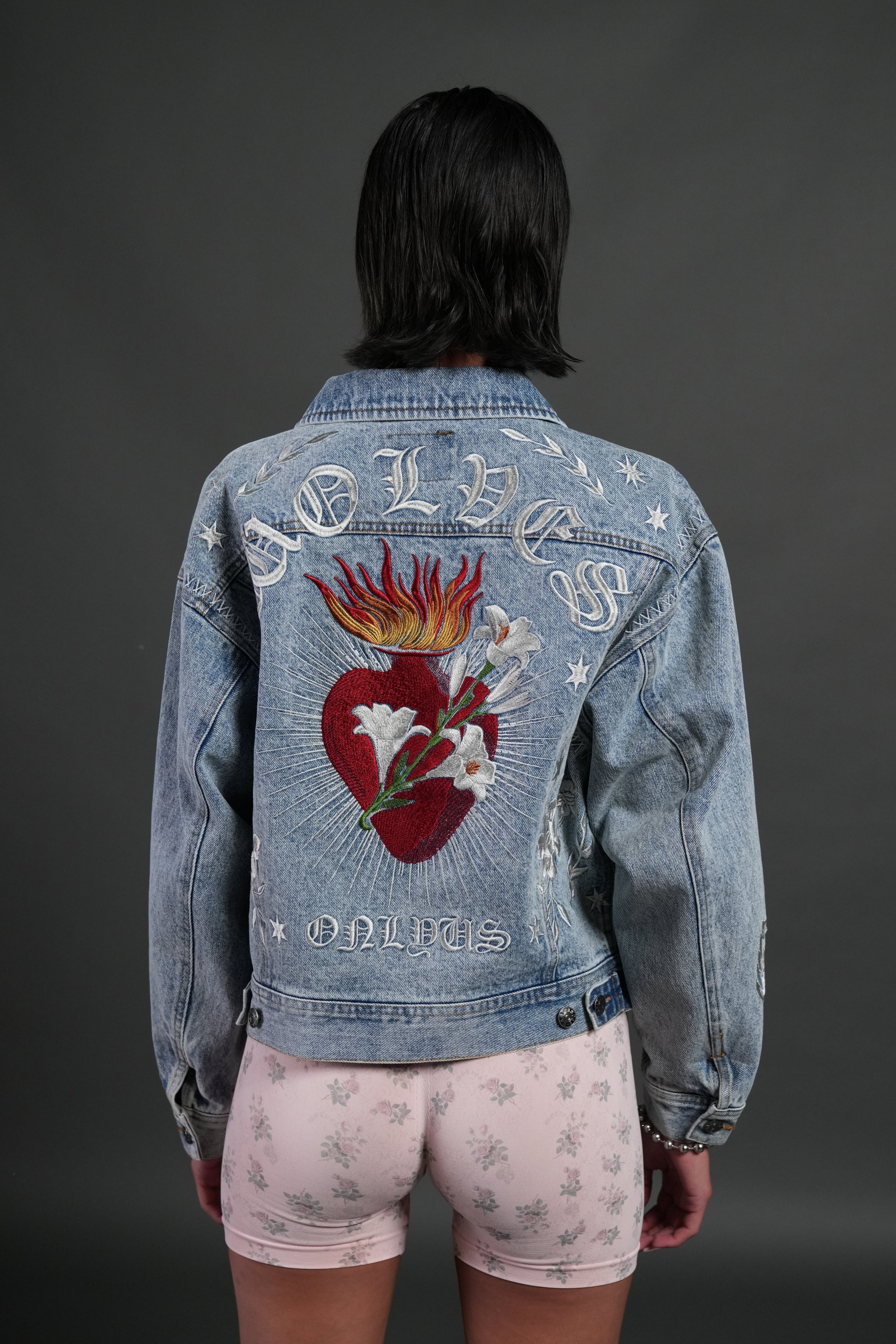 Tales We Tell She American Denim Jacket in Light Wash — imagem 2