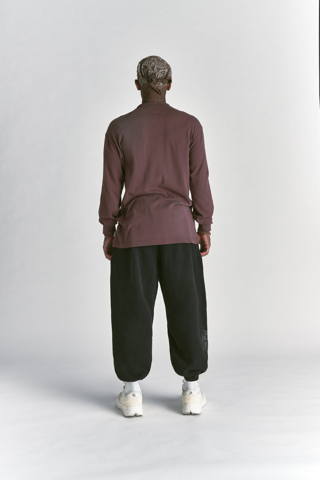 Big Wolf Loyalty  Lounger Sweat Pants in Black Sunfade/Black — imagem 9