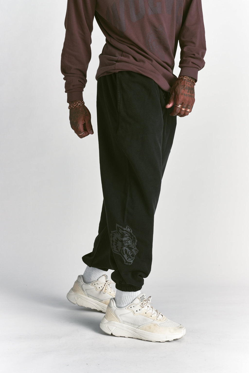 Big Wolf Loyalty  Lounger Sweat Pants in Black Sunfade/Black — imagem 4