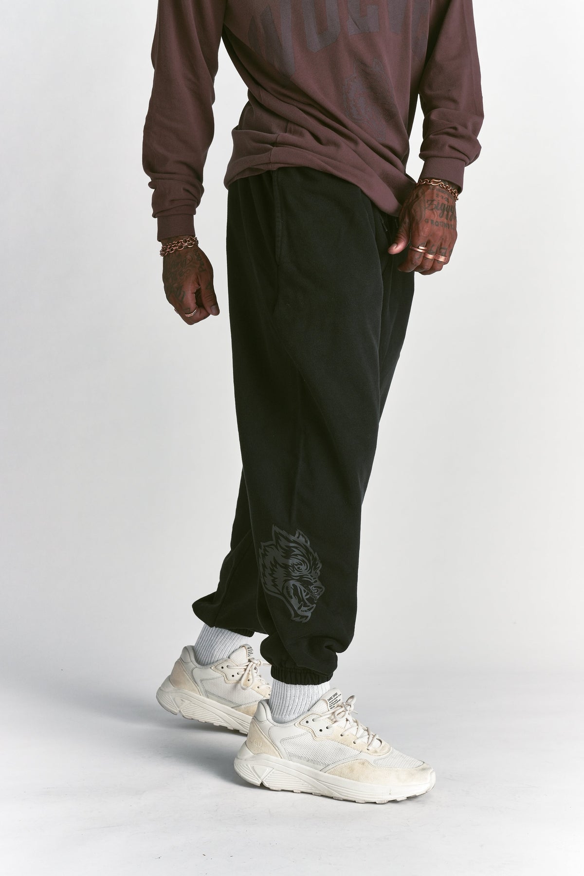 Big Wolf Loyalty  Lounger Sweat Pants in Black Sunfade/Black — imagem 4