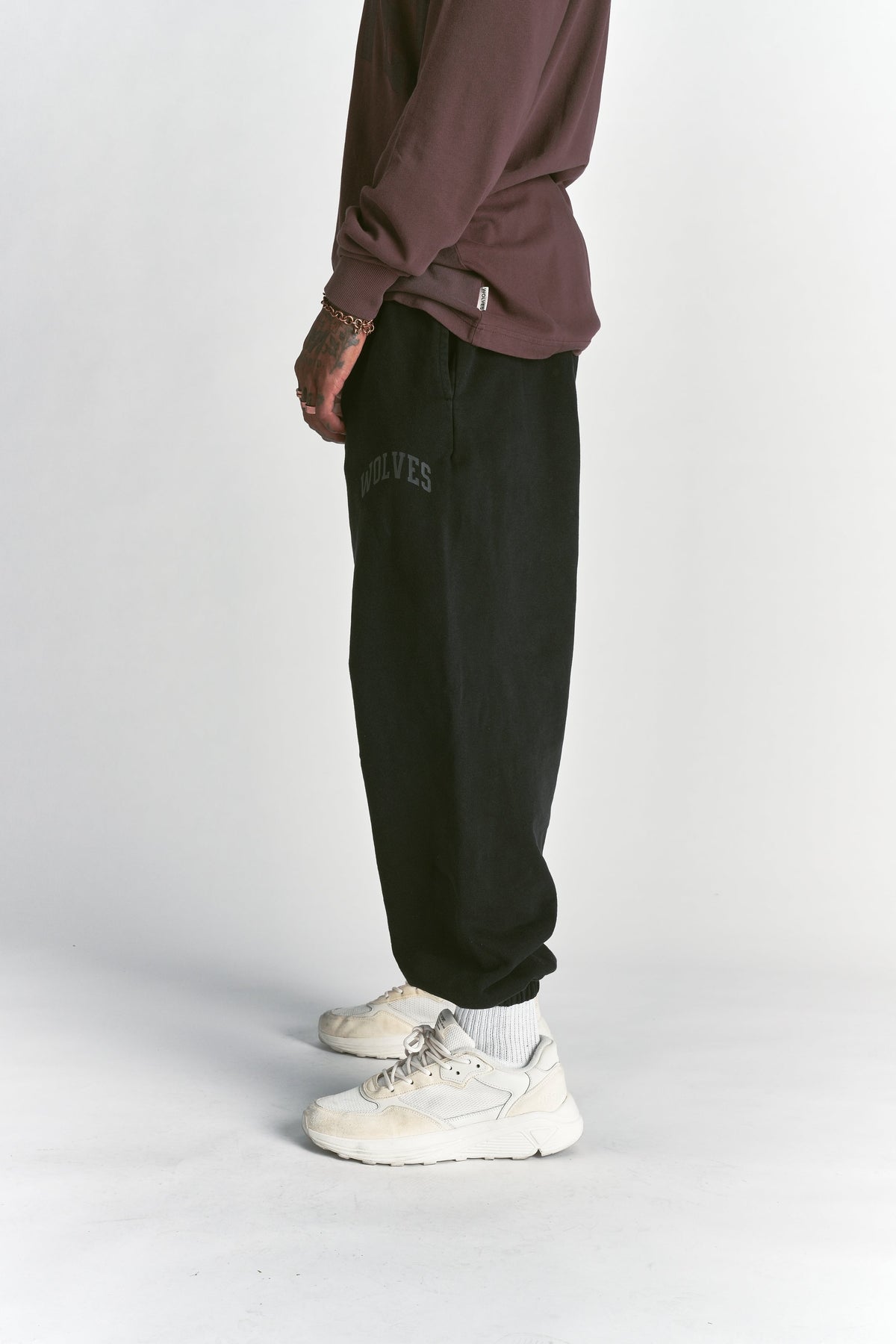 Big Wolf Loyalty  Lounger Sweat Pants in Black Sunfade/Black — imagem 2