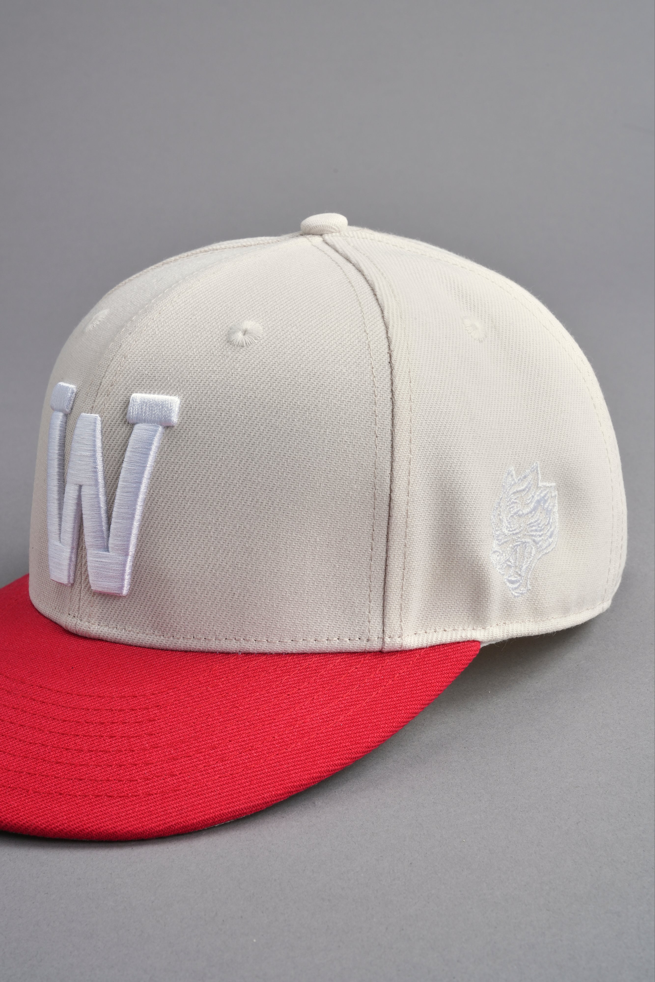 All Seeing W Fitted Hat in Cream/Roman Red — imagem 8