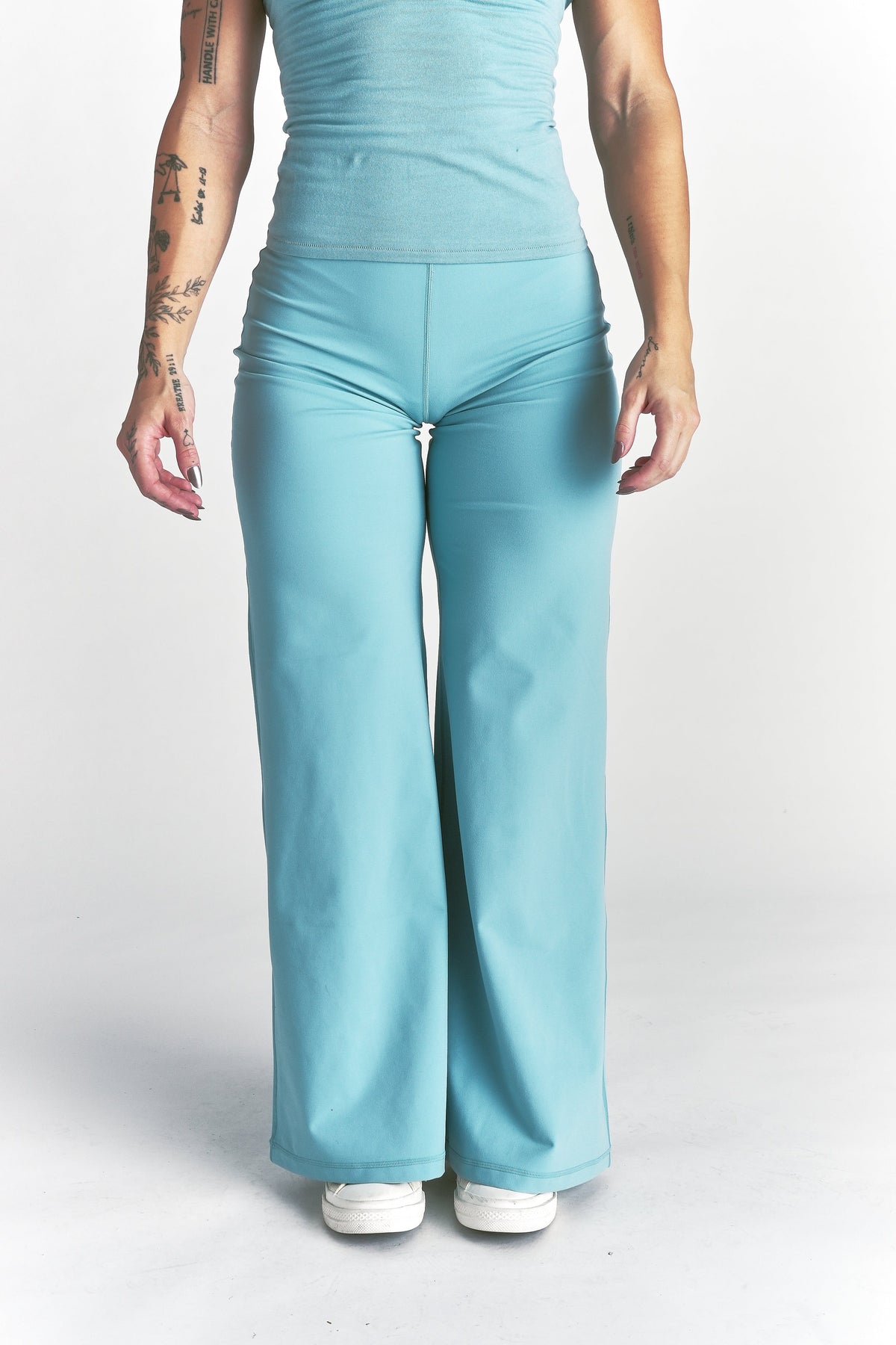 Wolf Wide Leg Energy Pants in Dusty Turquoise — imagem principal