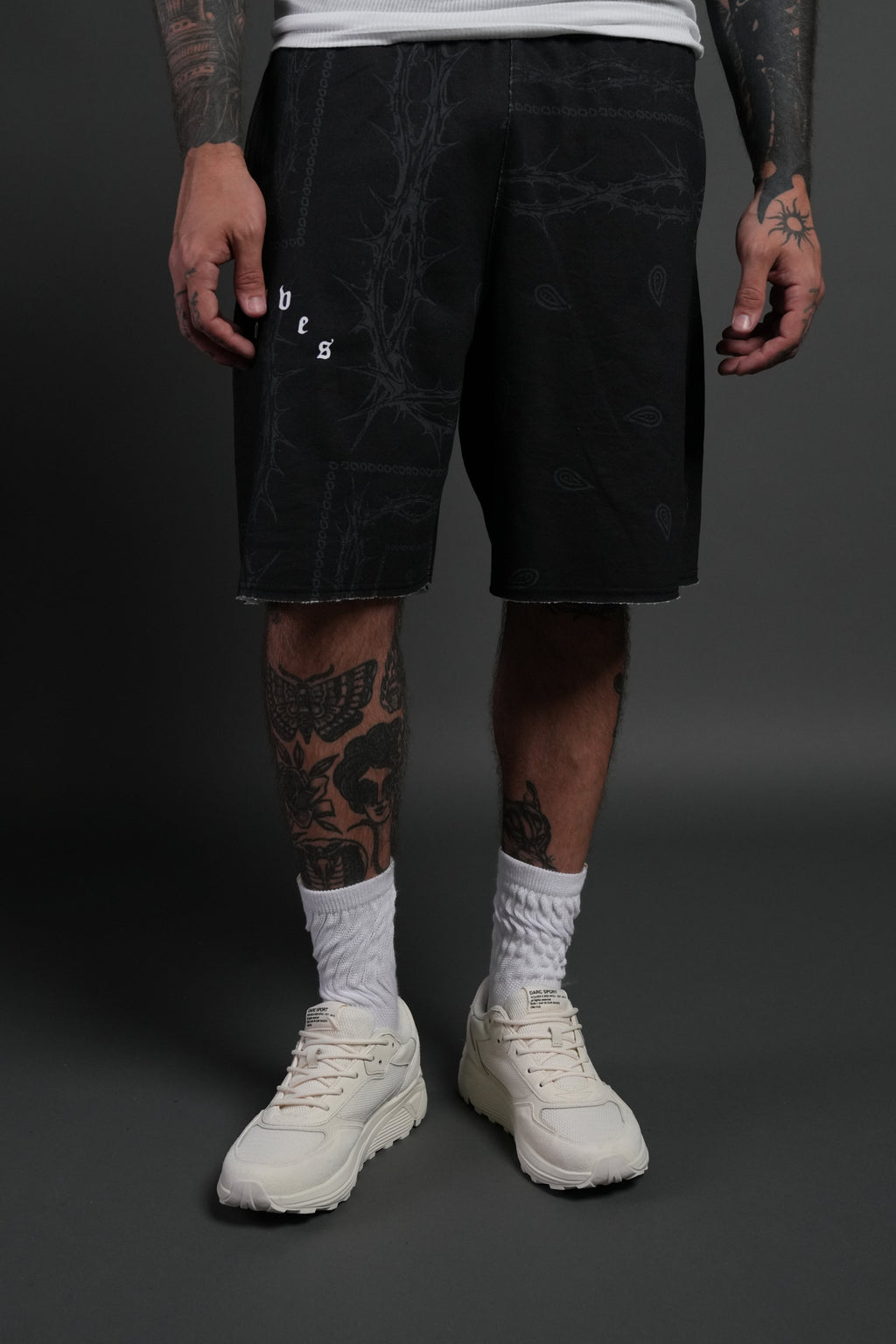 Wolves Pyramid Grunge Oversized Raw Hem Post Lounge Sweat Shorts in Black Thorn Paisley — imagem 2