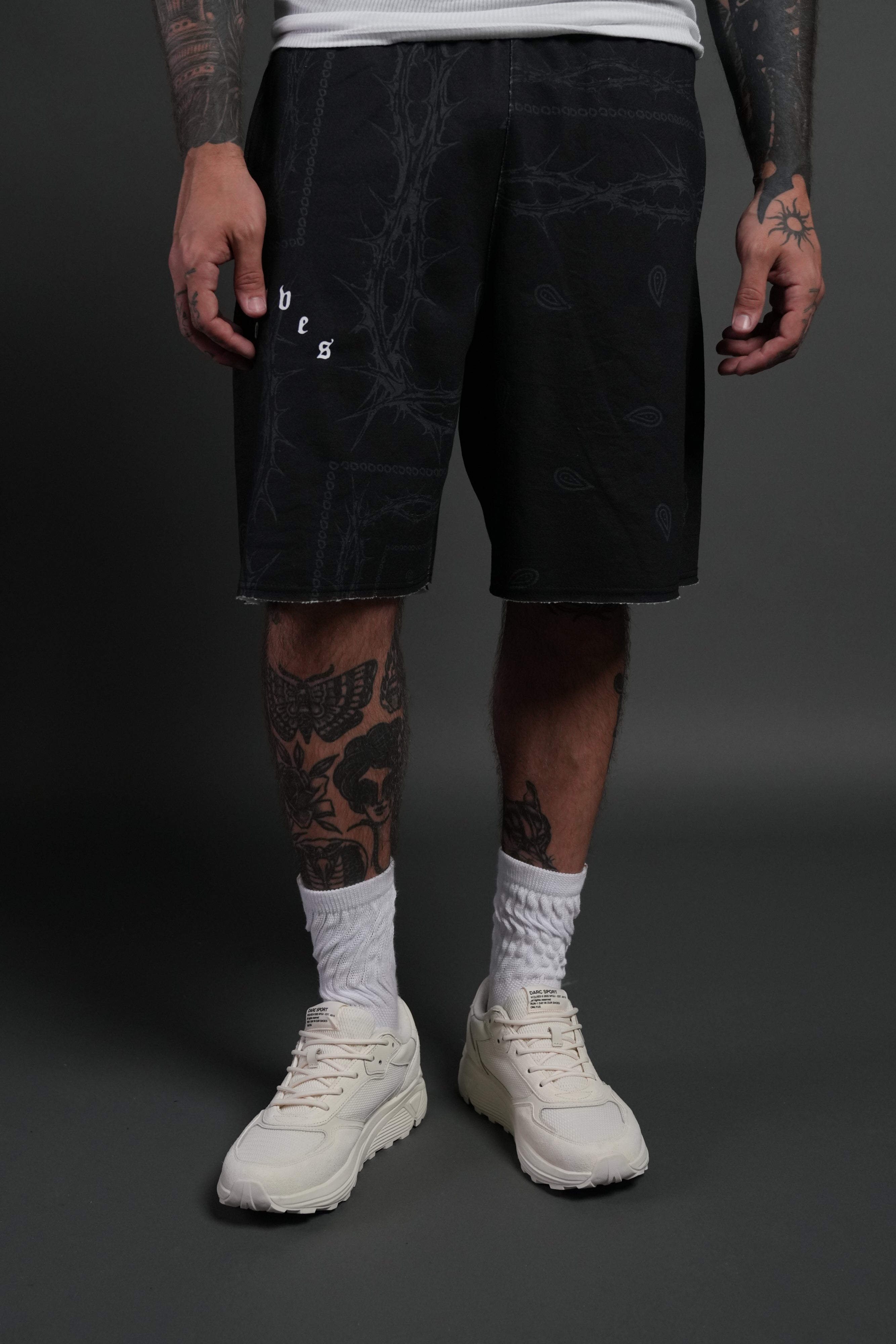 Wolves Pyramid Grunge Oversized Raw Hem Post Lounge Sweat Shorts in Black Thorn Paisley — imagem 2