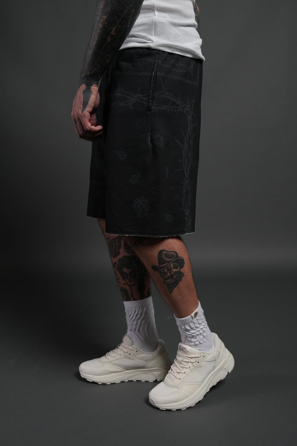 Wolves Pyramid Grunge Oversized Raw Hem Post Lounge Sweat Shorts in Black Thorn Paisley — imagem 4