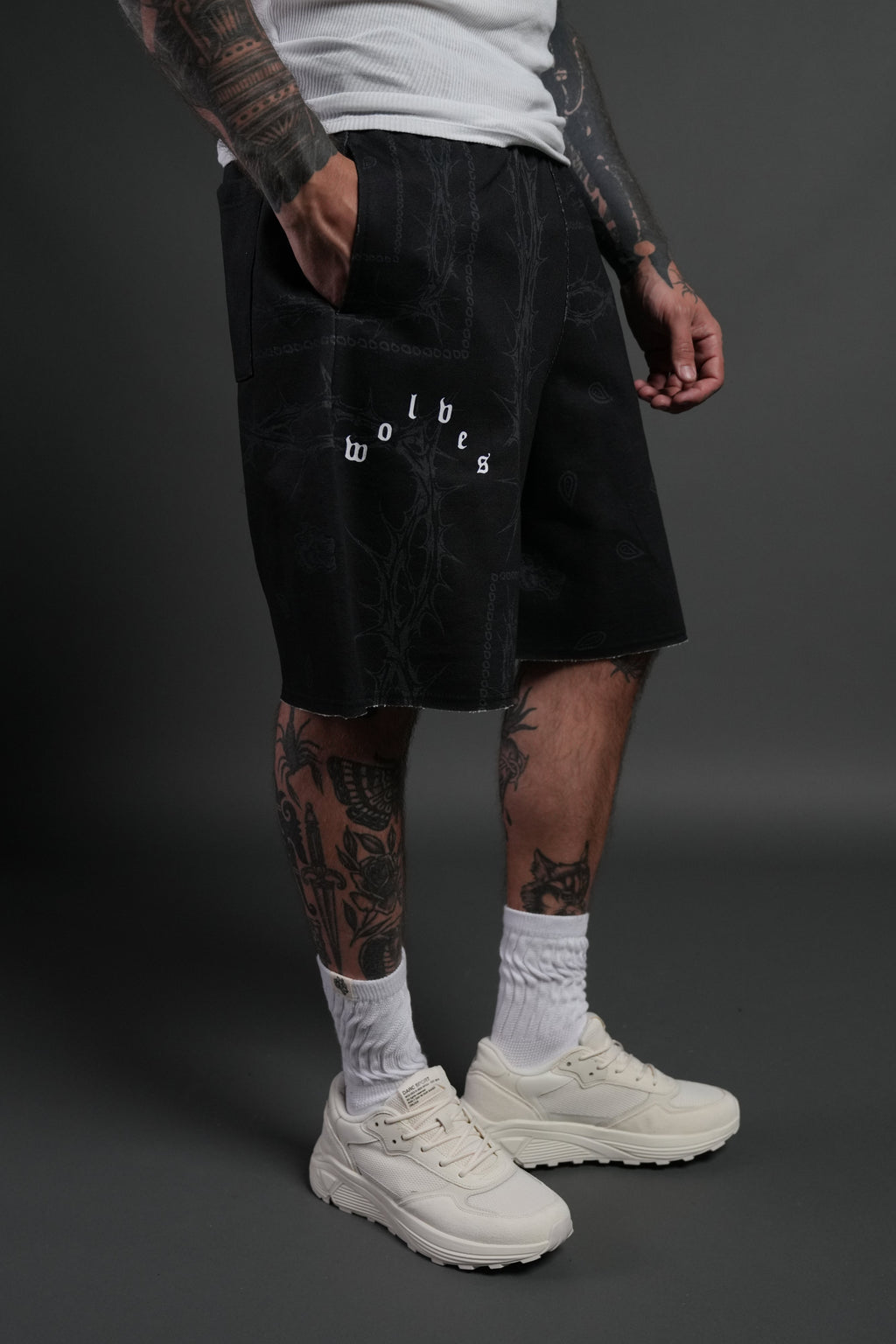 Wolves Pyramid Grunge Oversized Raw Hem Post Lounge Sweat Shorts in Black Thorn Paisley — imagem 5