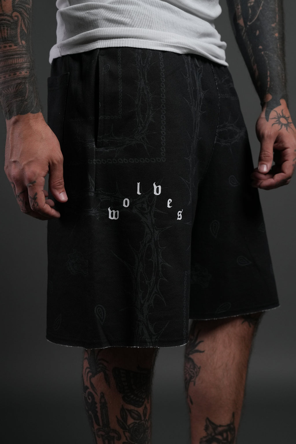 Wolves Pyramid Grunge Oversized Raw Hem Post Lounge Sweat Shorts in Black Thorn Paisley — imagem 6