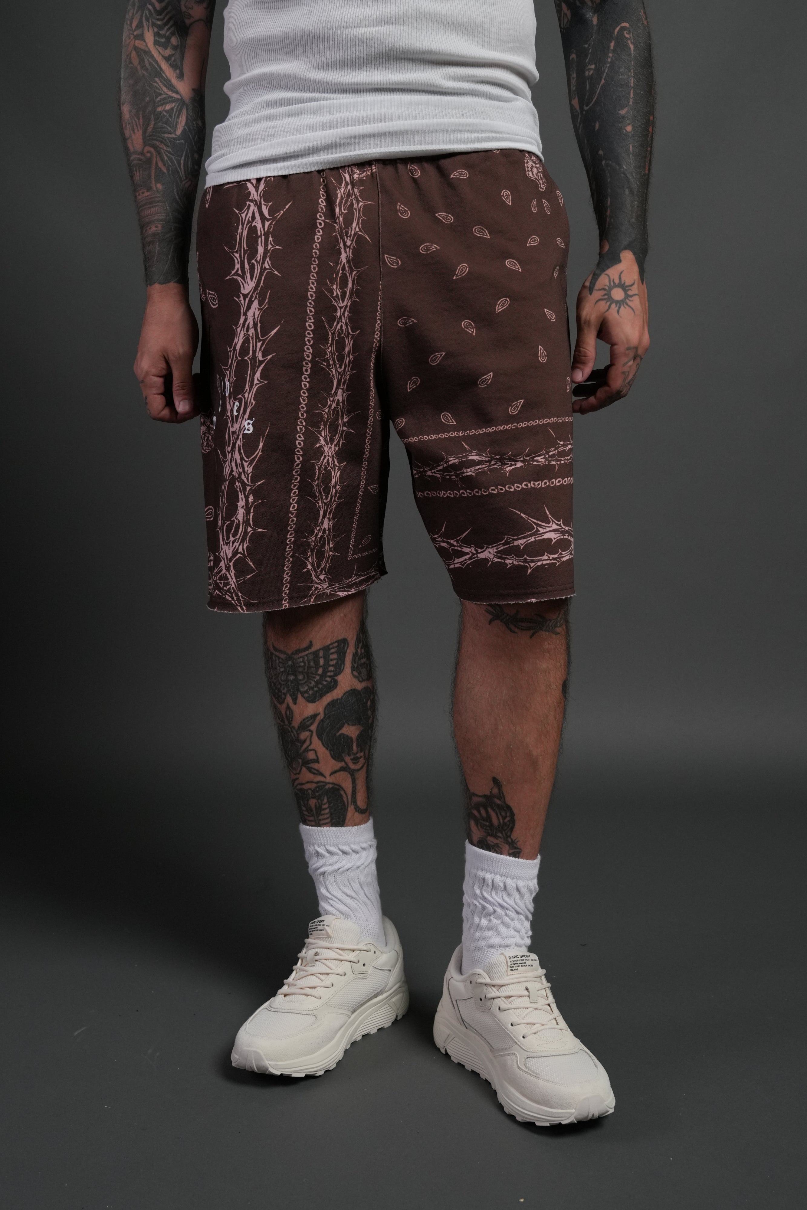 Wolves Pyramid Grunge Oversized Raw Hem Post Lounge Sweat Shorts in Desert Dust Thorn Paisley — imagem 2