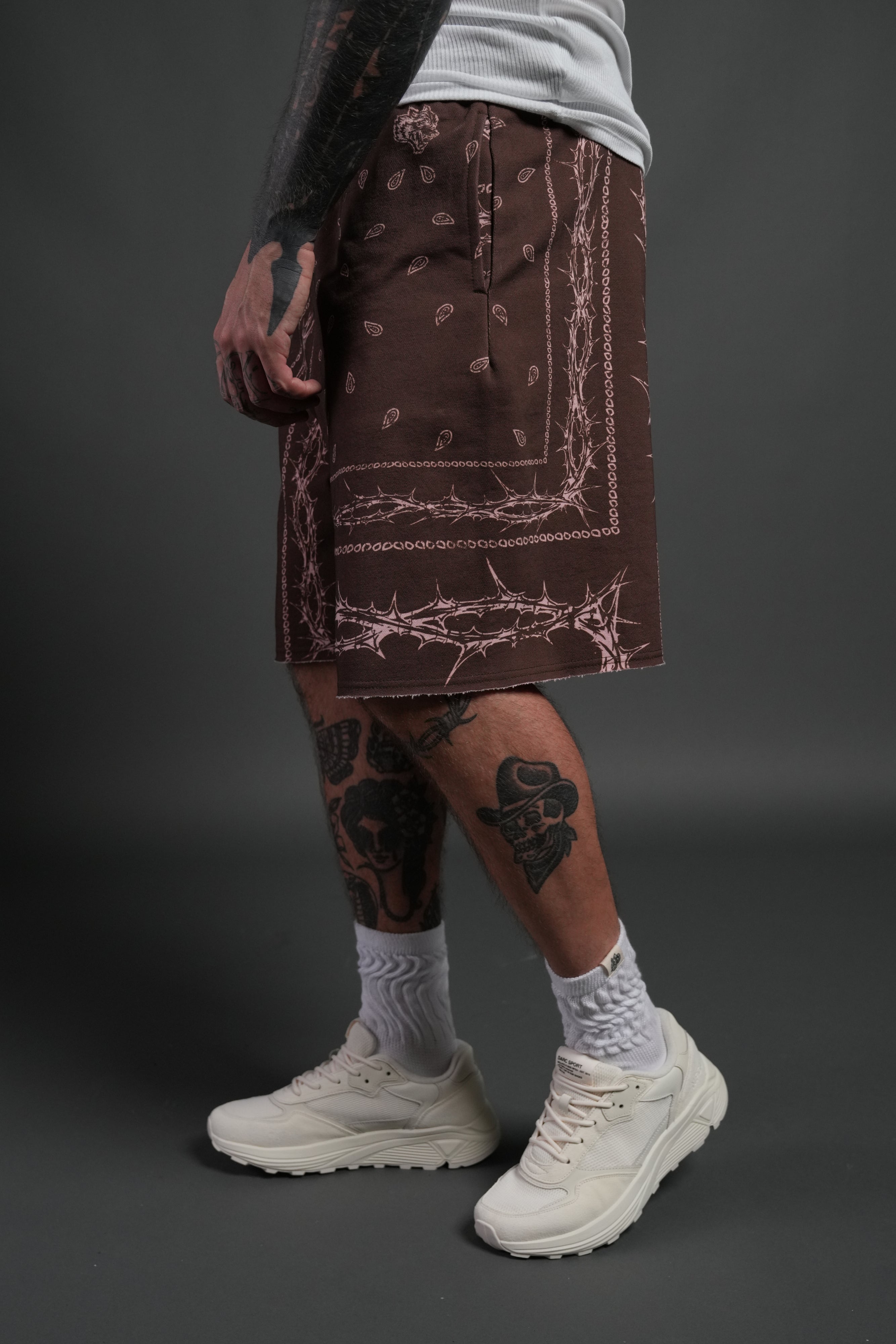 Wolves Pyramid Grunge Oversized Raw Hem Post Lounge Sweat Shorts in Desert Dust Thorn Paisley — imagem 4