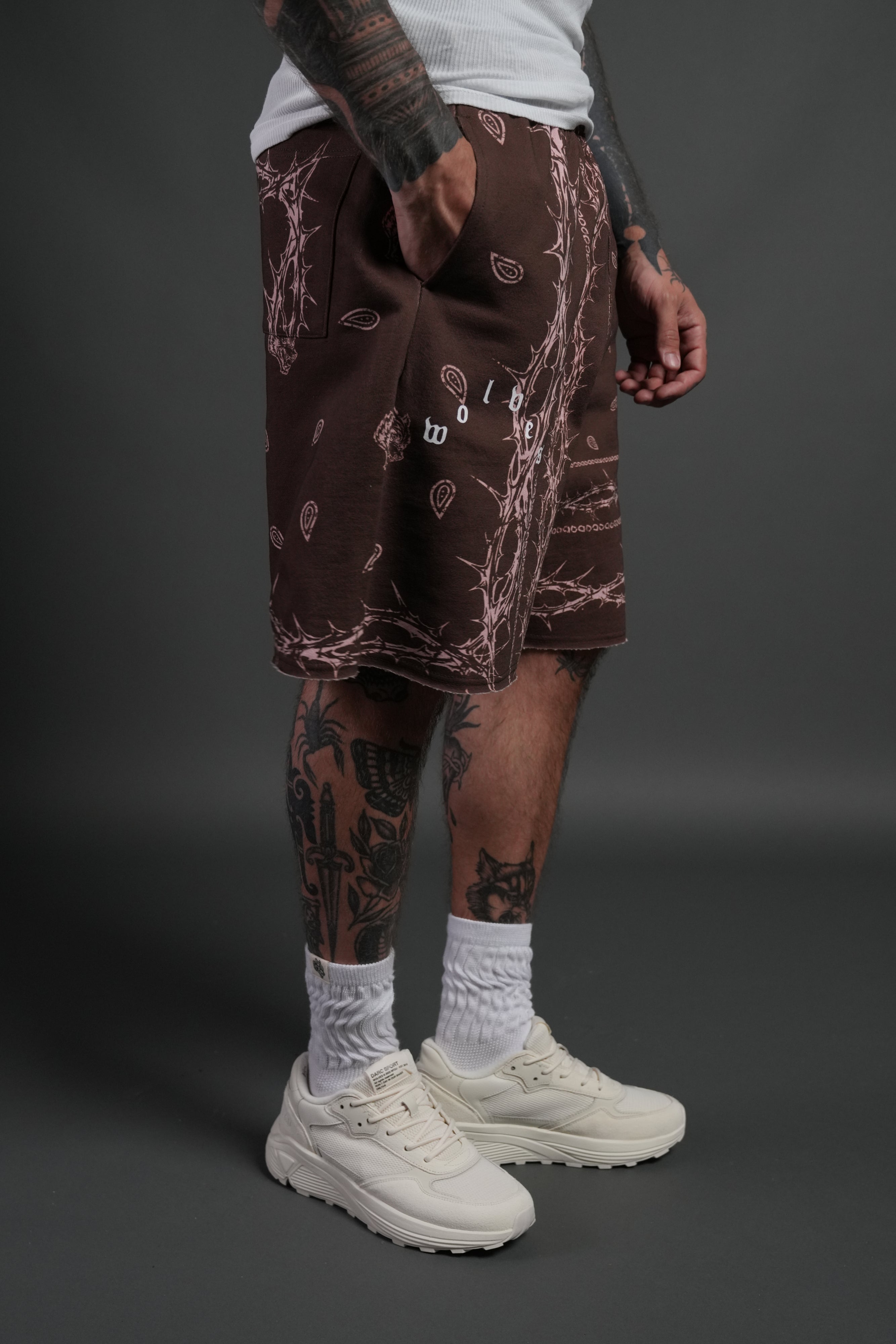 Wolves Pyramid Grunge Oversized Raw Hem Post Lounge Sweat Shorts in Desert Dust Thorn Paisley — imagem 5