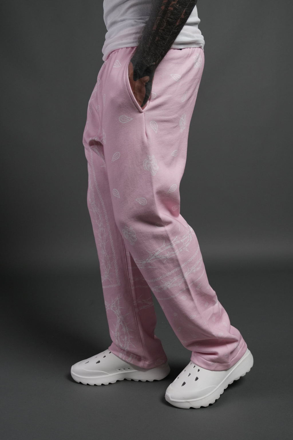 Wolves Pyramid Bigelow Sweat Pants in Blush Pink Thorn Paisley — imagem 4
