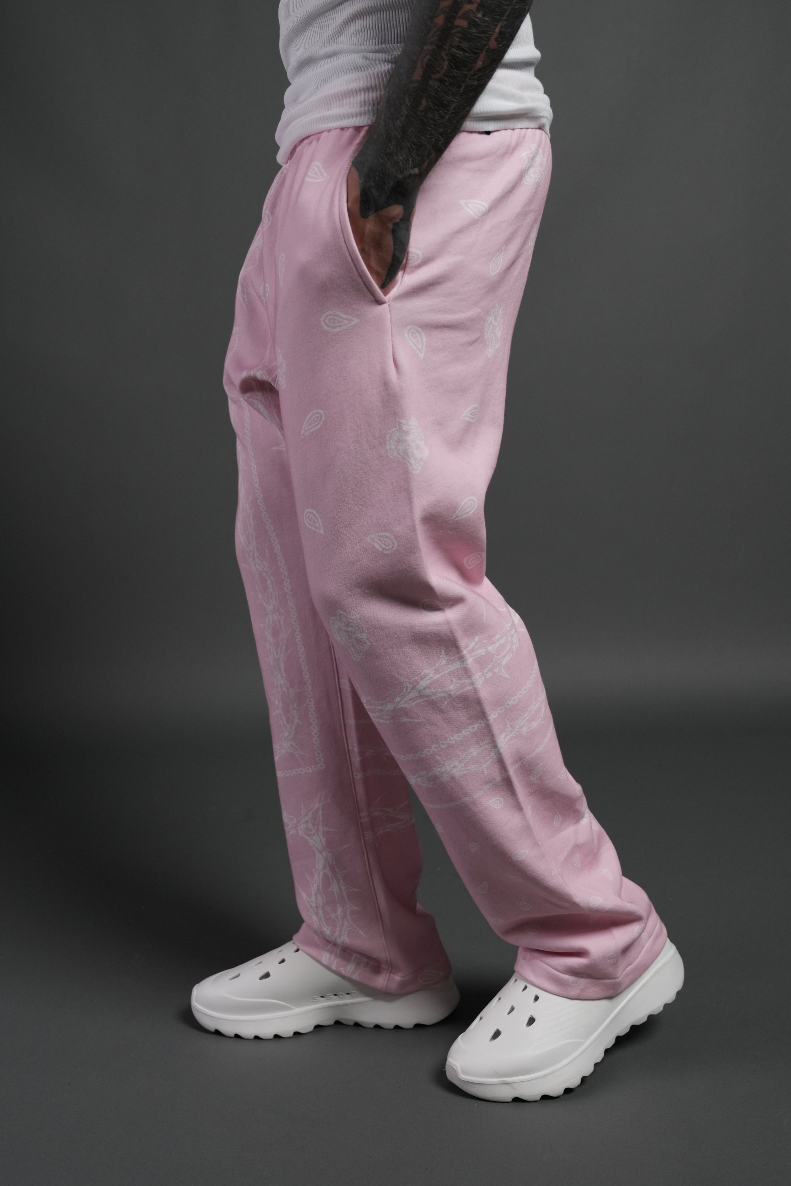 Wolves Pyramid Bigelow Sweat Pants in Blush Pink Thorn Paisley — imagem 4