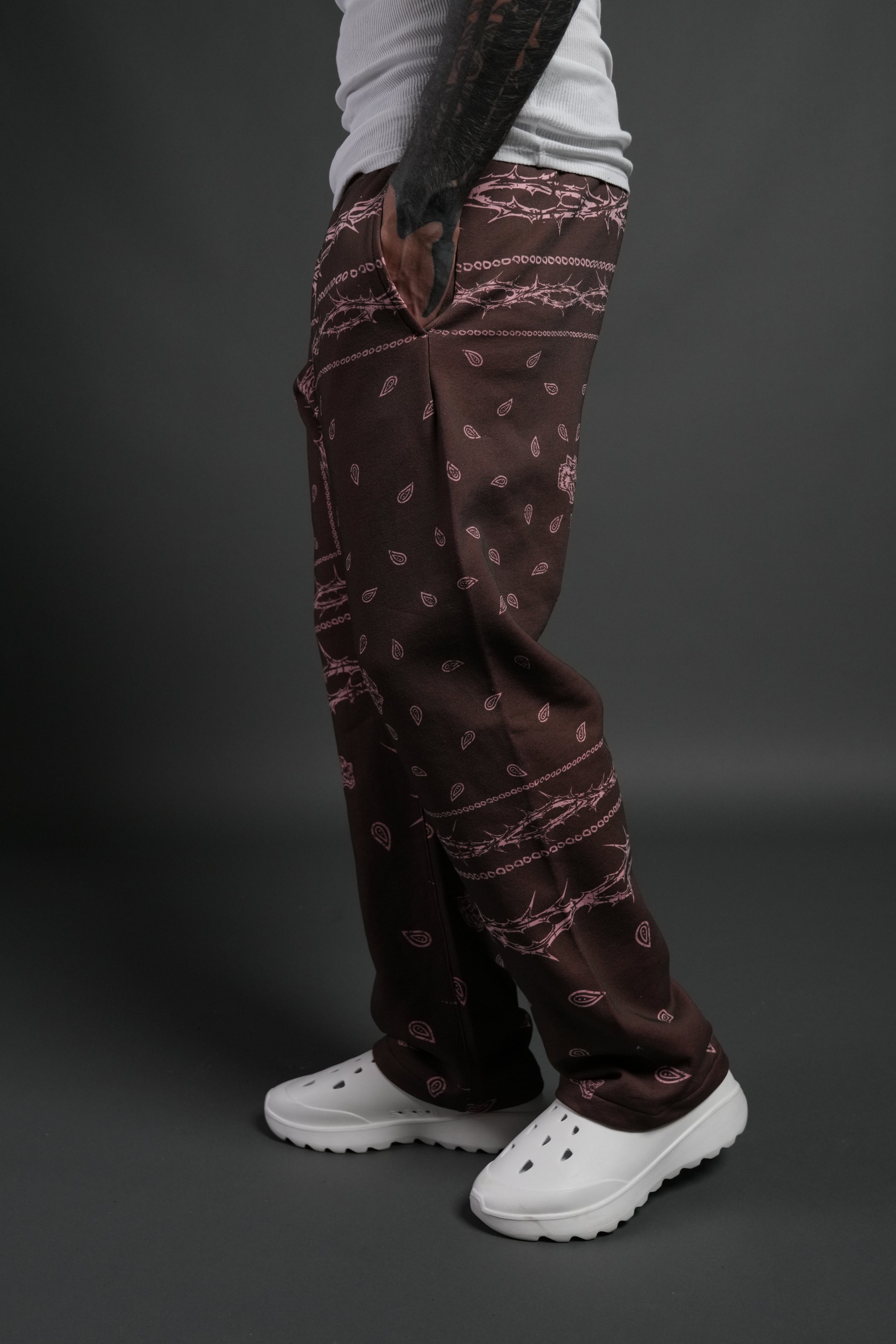 Wolves Pyramid Bigelow Sweat Pants in Desert Dust Thorn Paisley — imagem 4