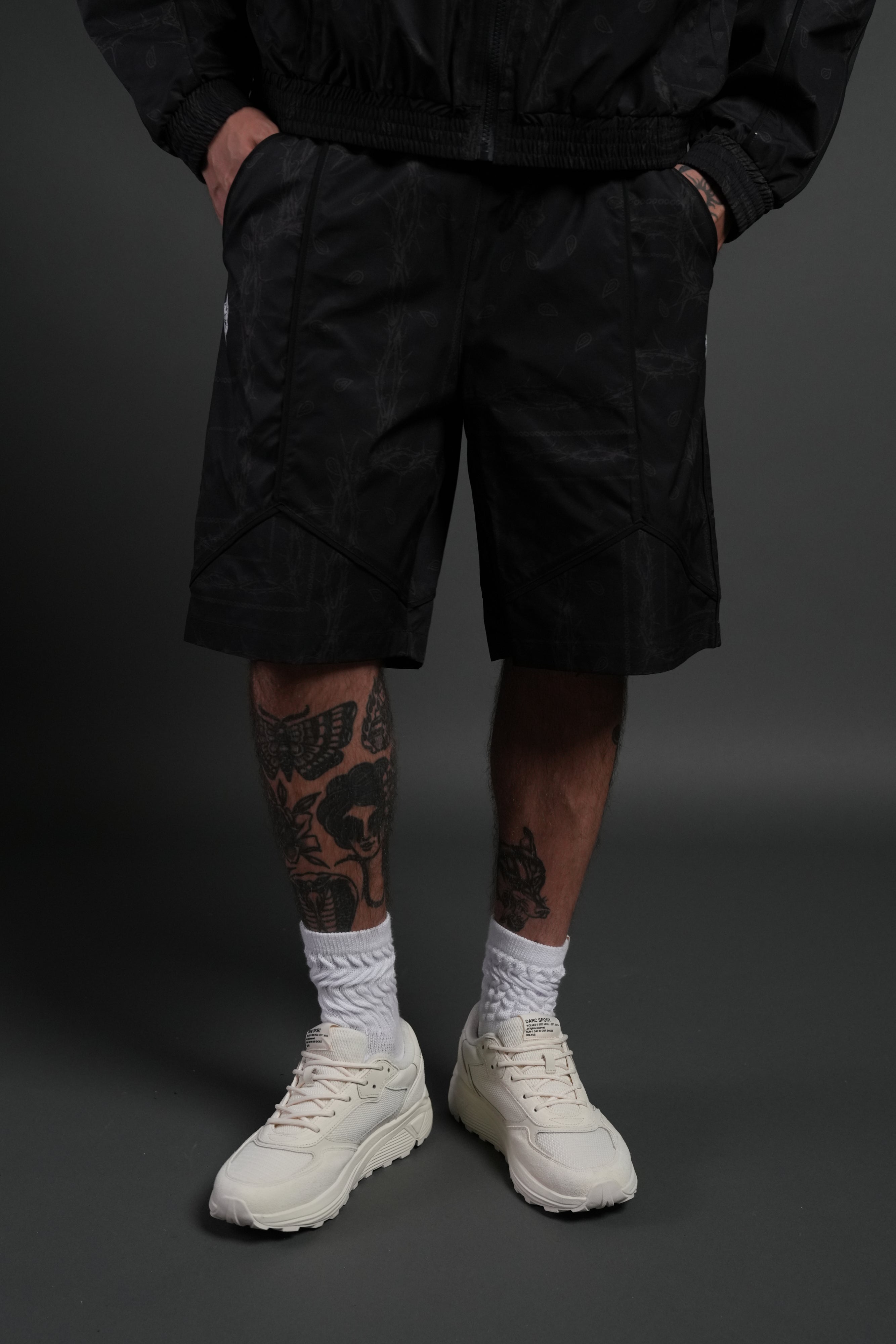 Dual Mens Quinn Track Shorts in Black Thorn Paisley — imagem 2