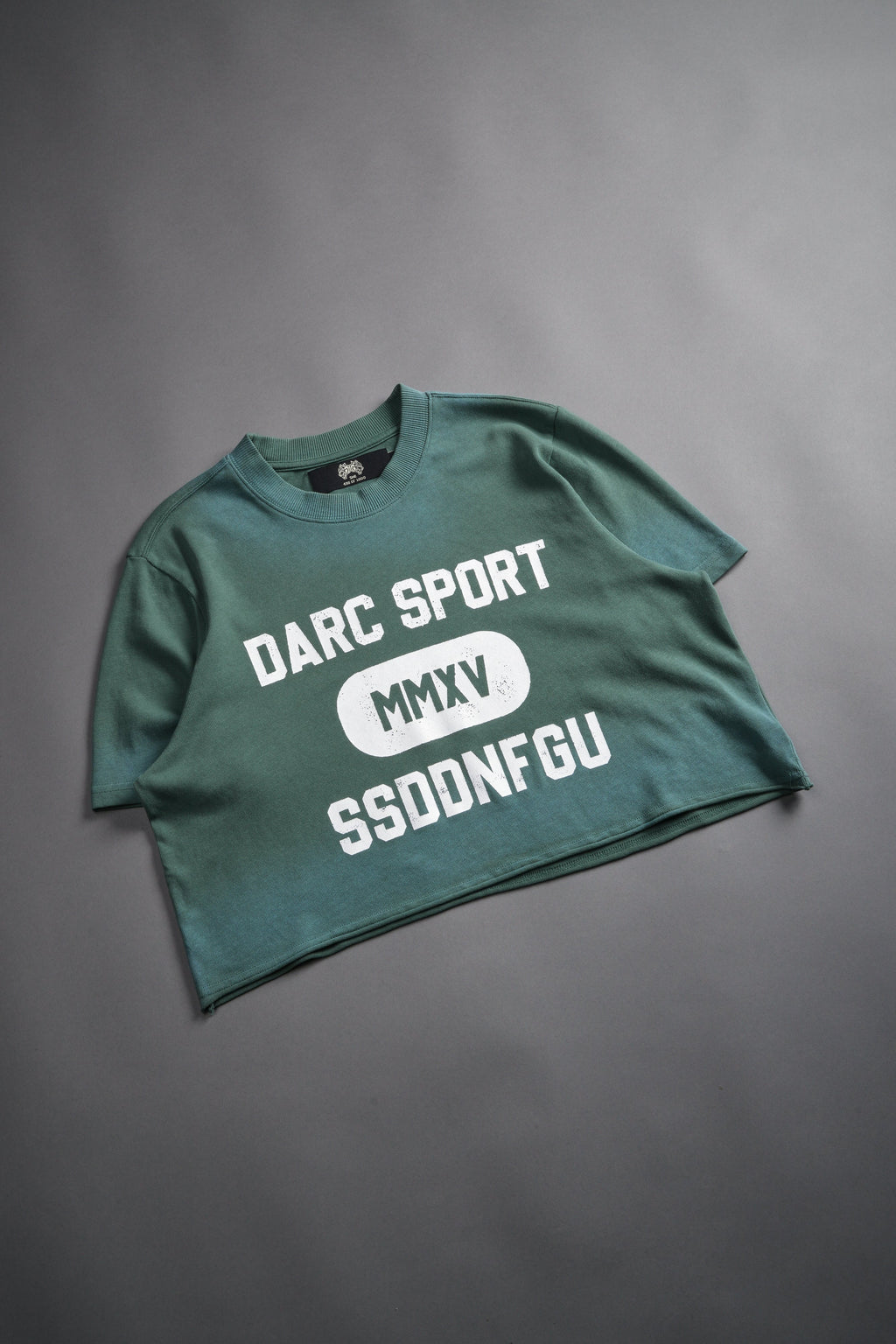 Wolves Forever "Premium" (Cropped) Tee in Hunter Green Driftwash — imagem 5
