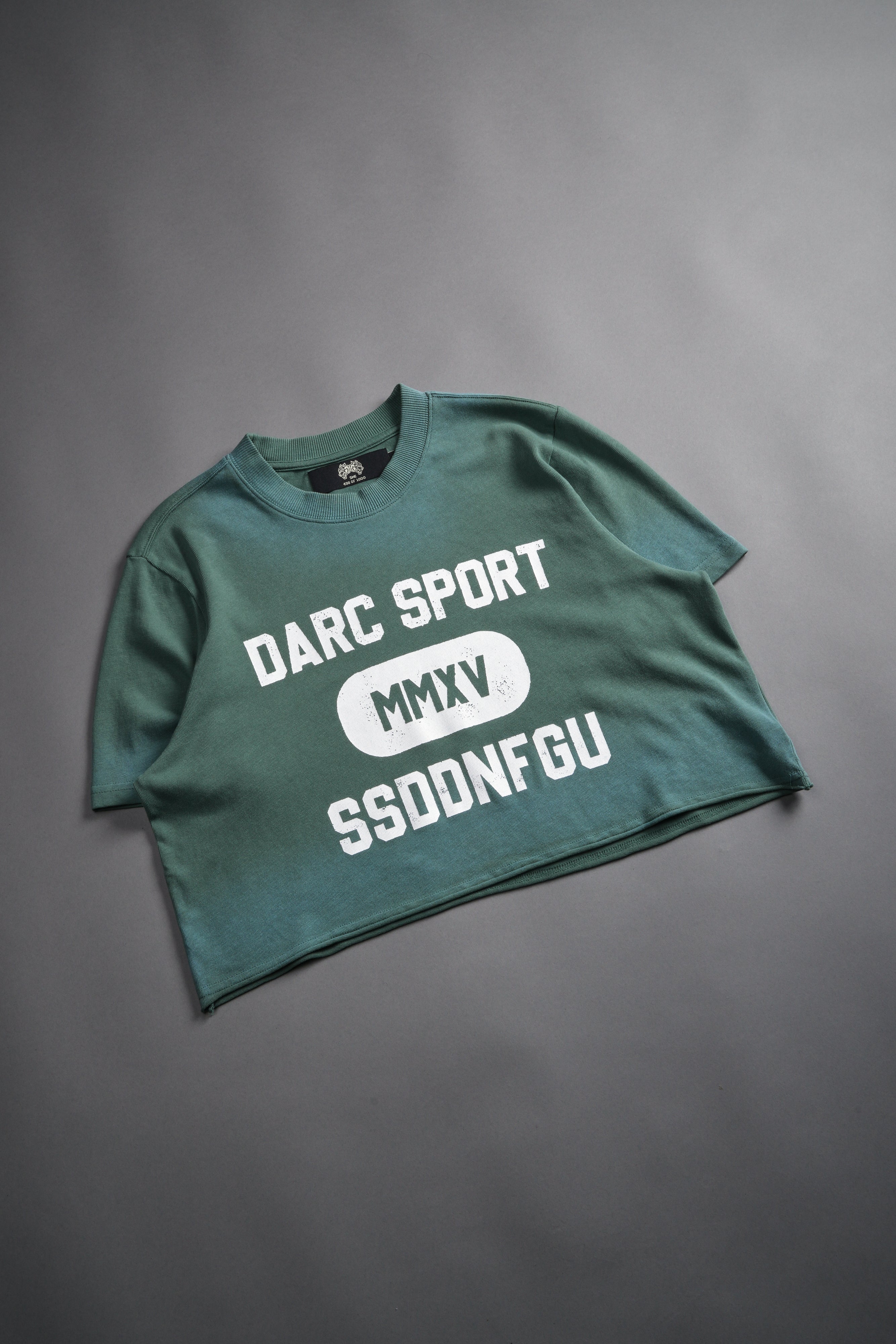 Wolves Forever "Premium" (Cropped) Tee in Hunter Green Driftwash — imagem 5