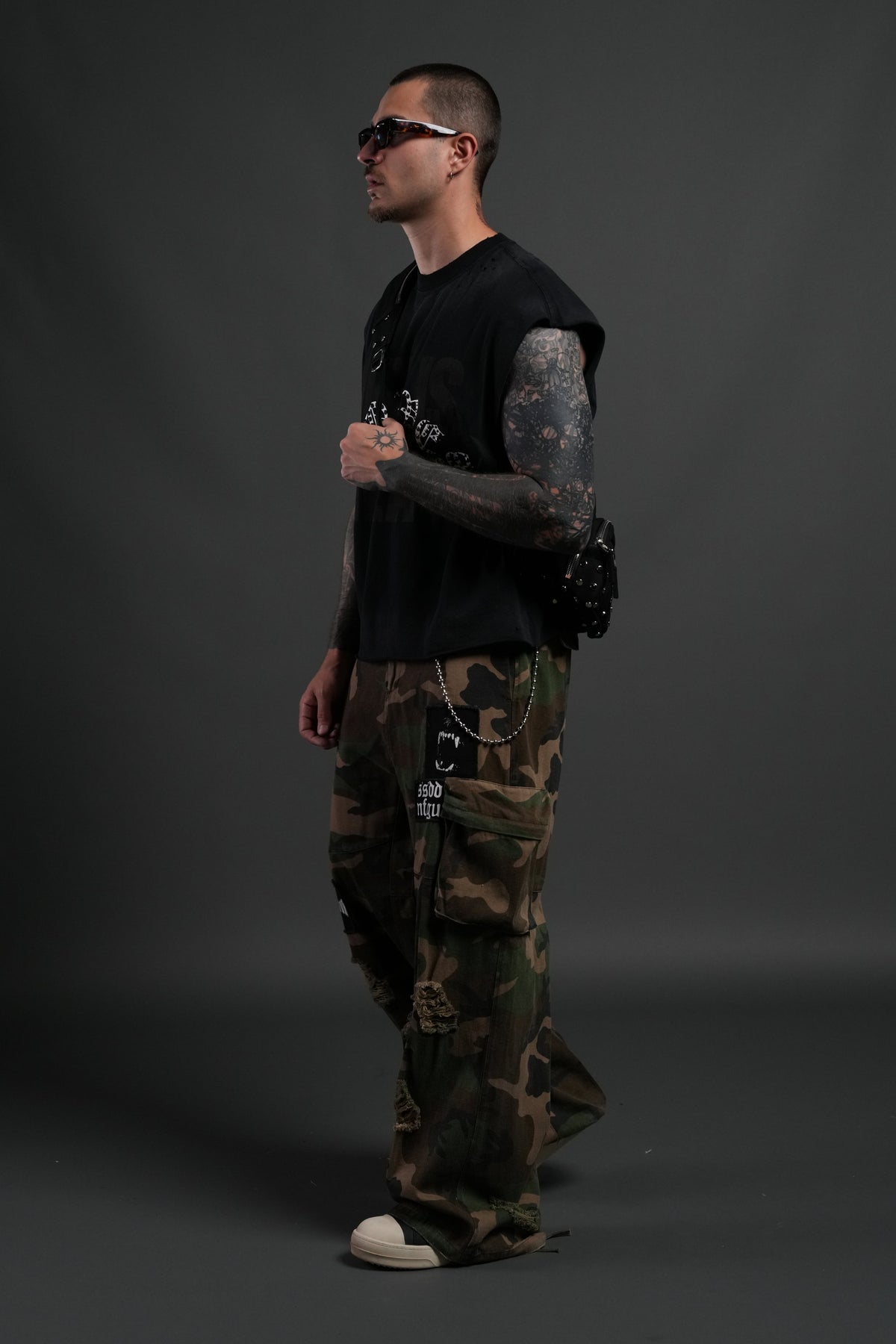 Wolf Head Ronin Side Bag in Black - imagem 13