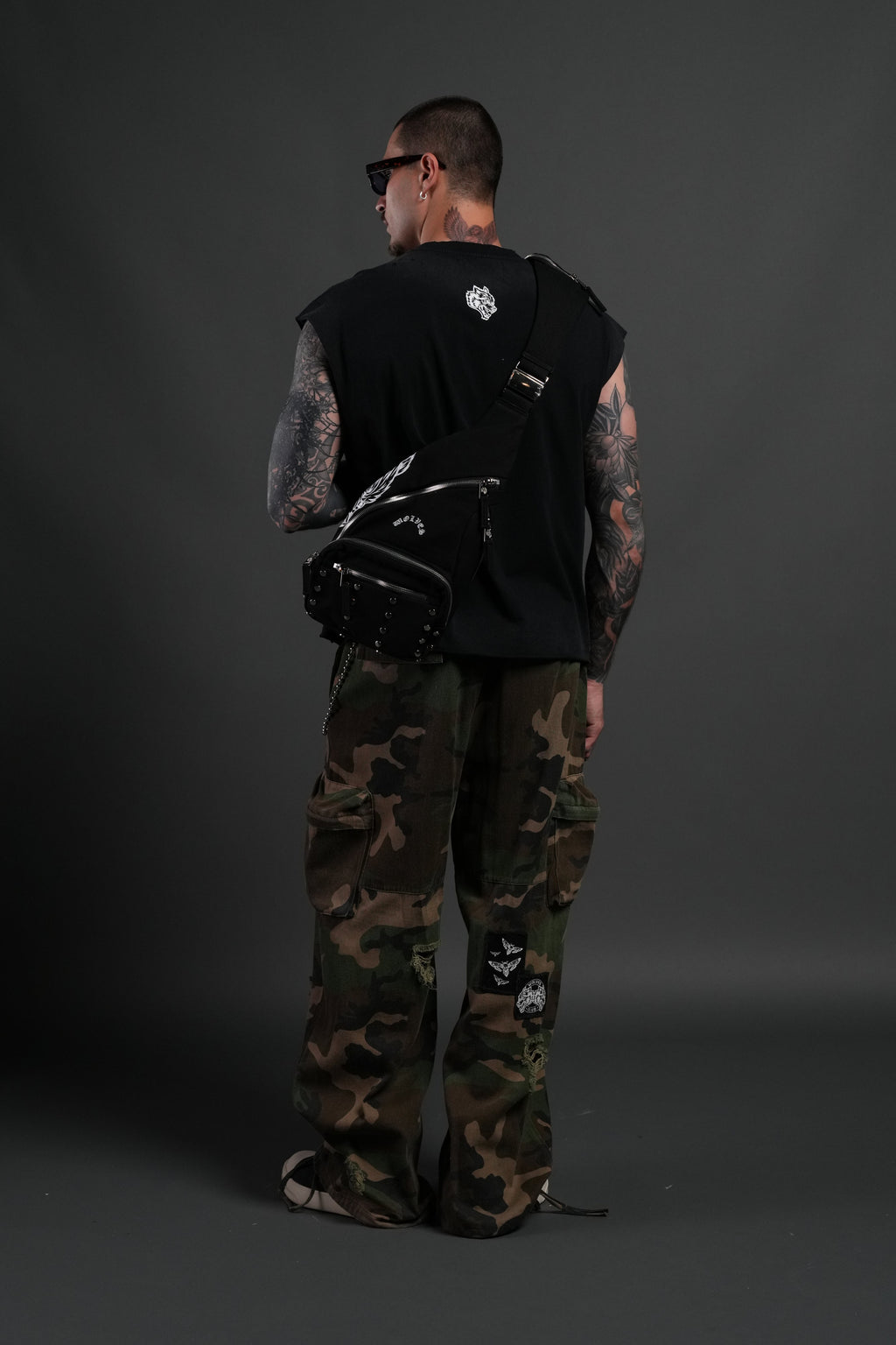 Wolf Head Ronin Side Bag in Black - imagem 10
