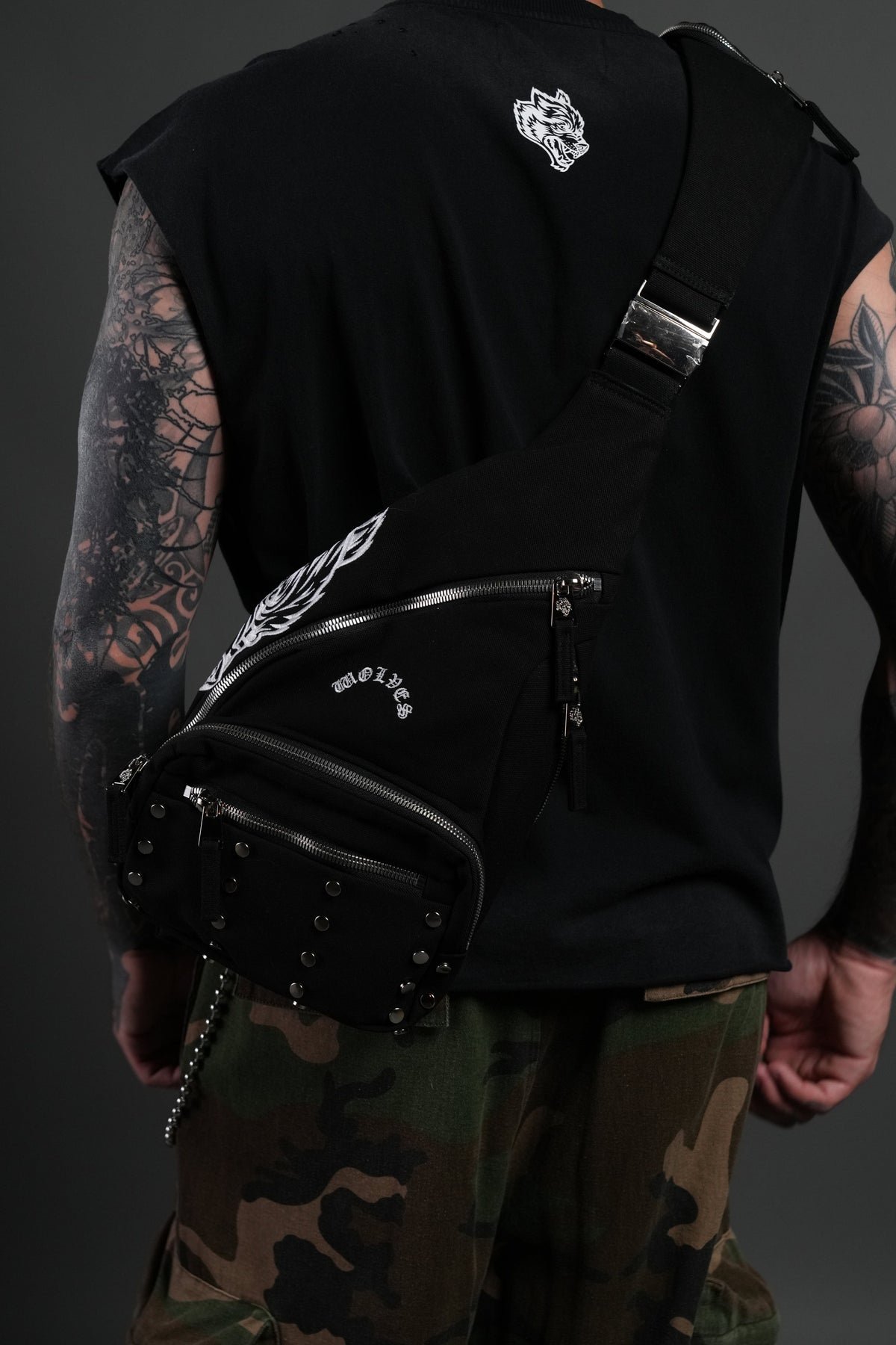 Wolf Head Ronin Side Bag in Black - imagem 11