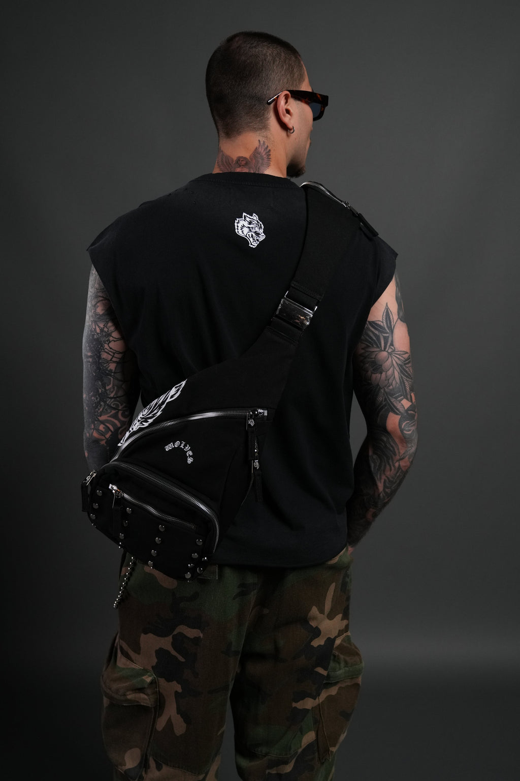 Wolf Head Ronin Side Bag in Black - imagem 12