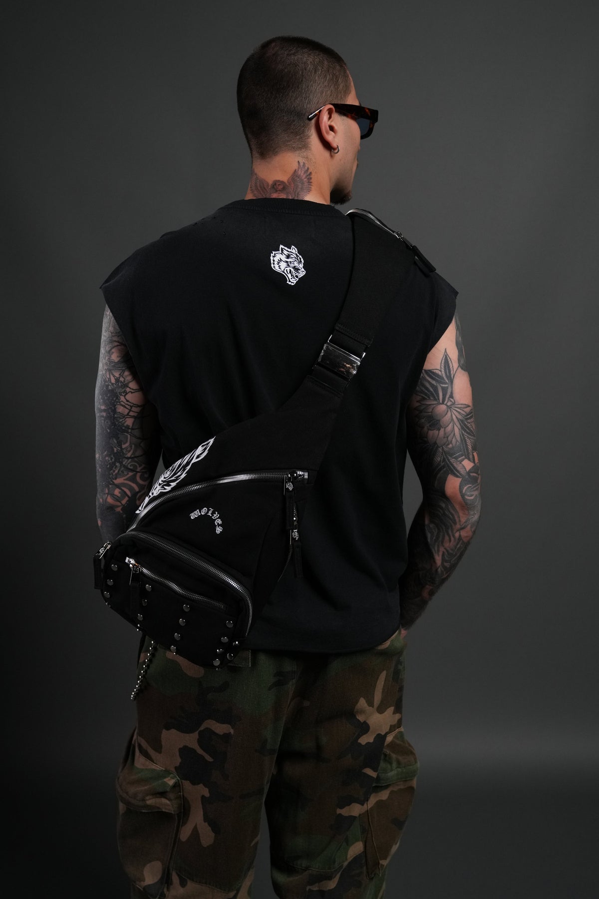 Wolf Head Ronin Side Bag in Black - imagem 12
