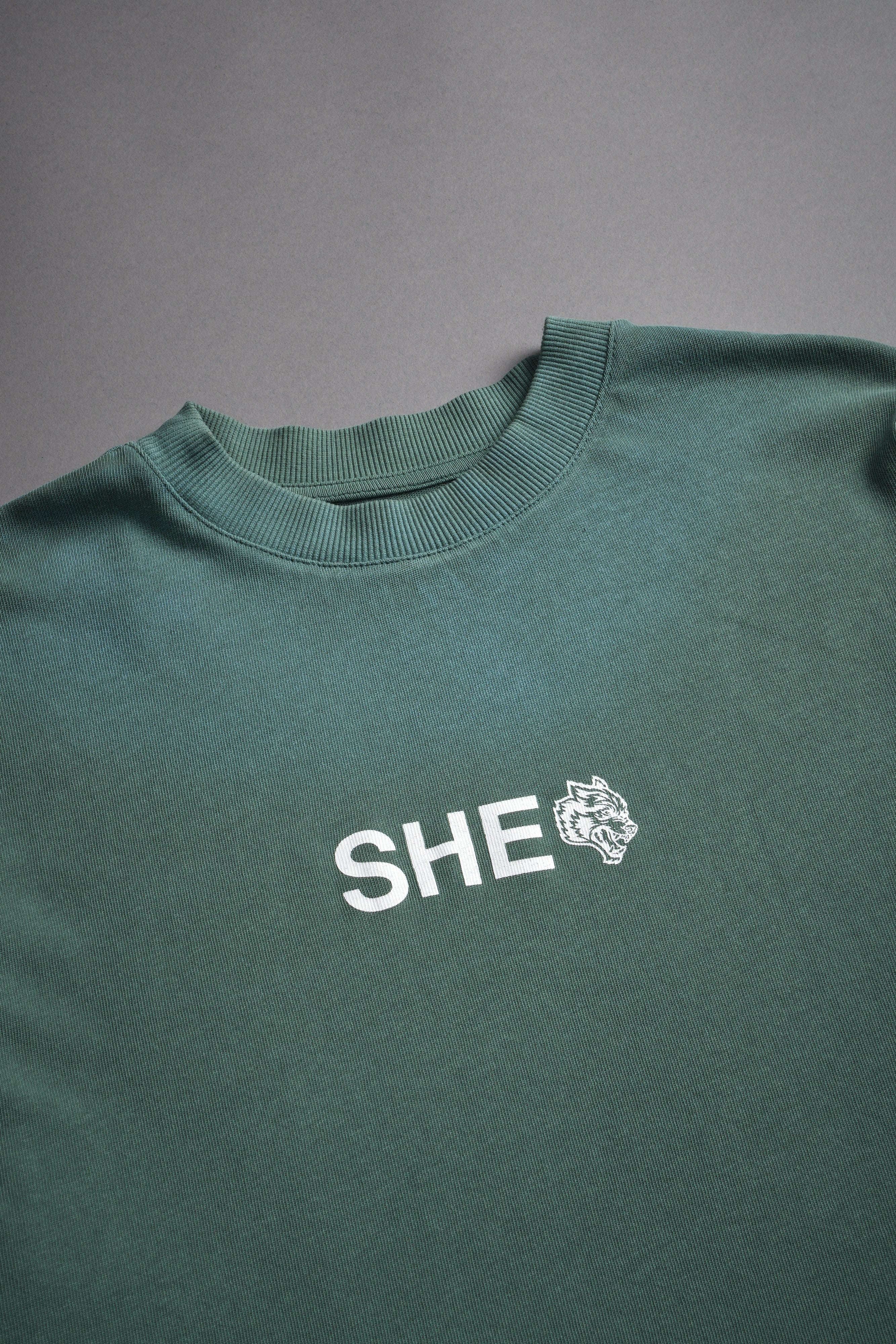 Wolf Head "Pump Cover" Tee in Hunter Green Driftwash — imagem 6