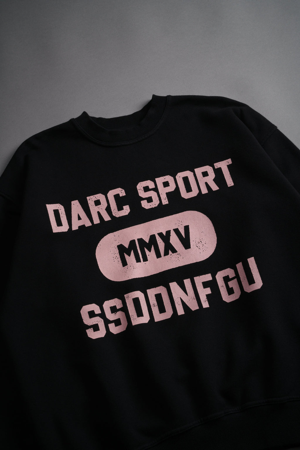 Wolves Forever London Crewneck in Black/Pink — imagem 5