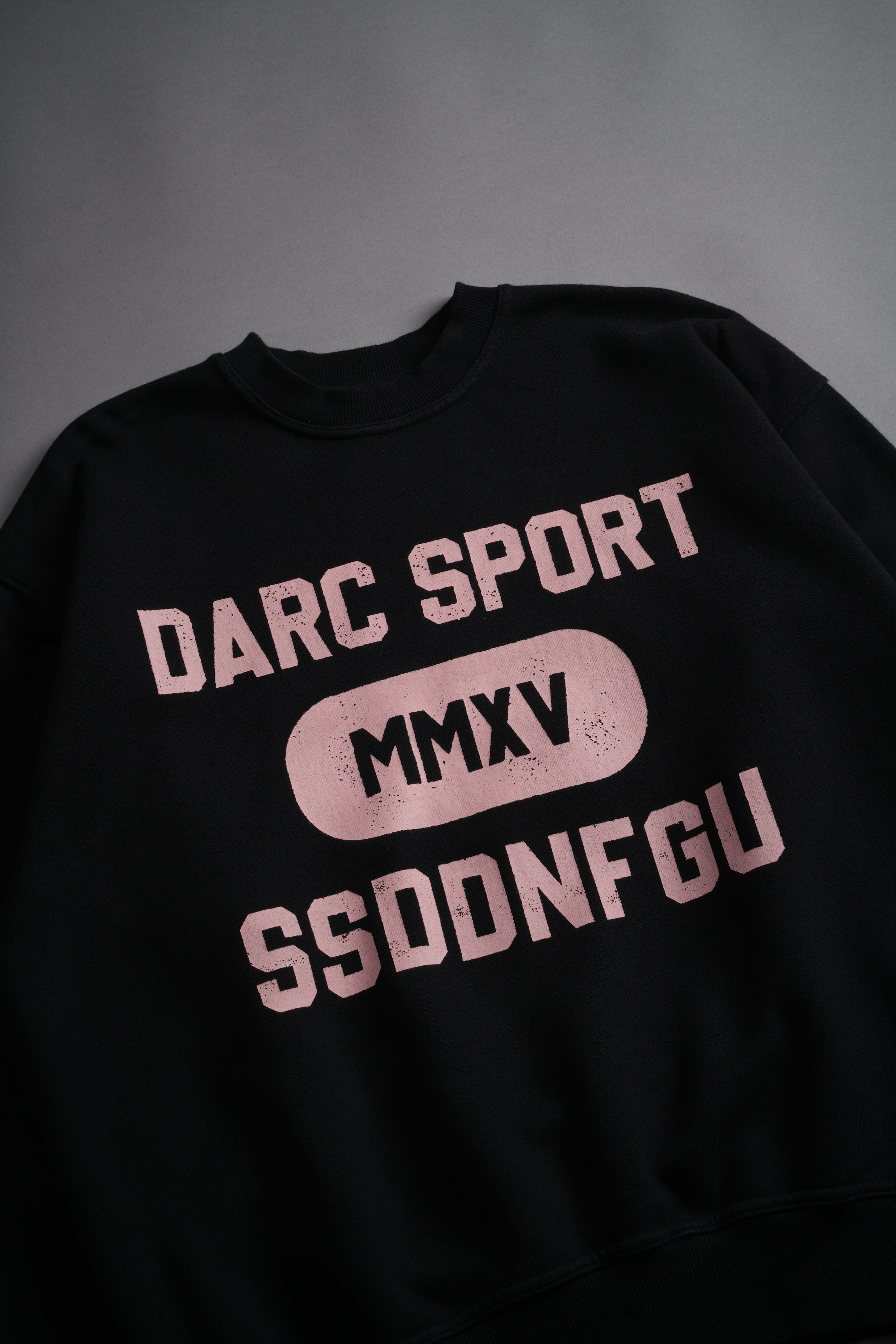 Wolves Forever London Crewneck in Black/Pink — imagem 5