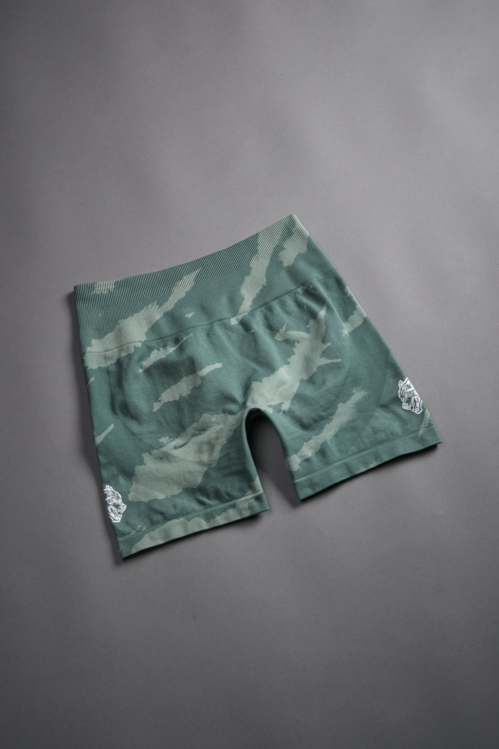 Dual Wolf Everson Seamless "Training" Shorts in Hunter Green Native Camo — imagem 7