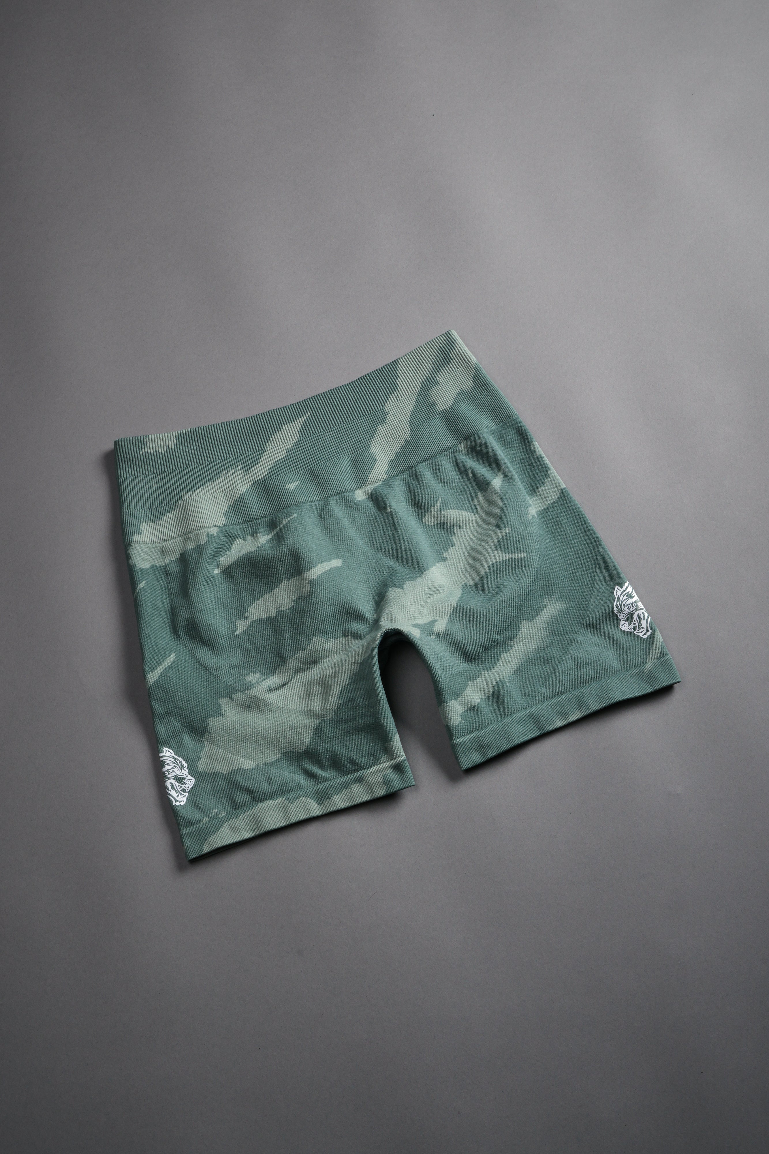 Dual Wolf Everson Seamless "Training" Shorts in Hunter Green Native Camo — imagem 7