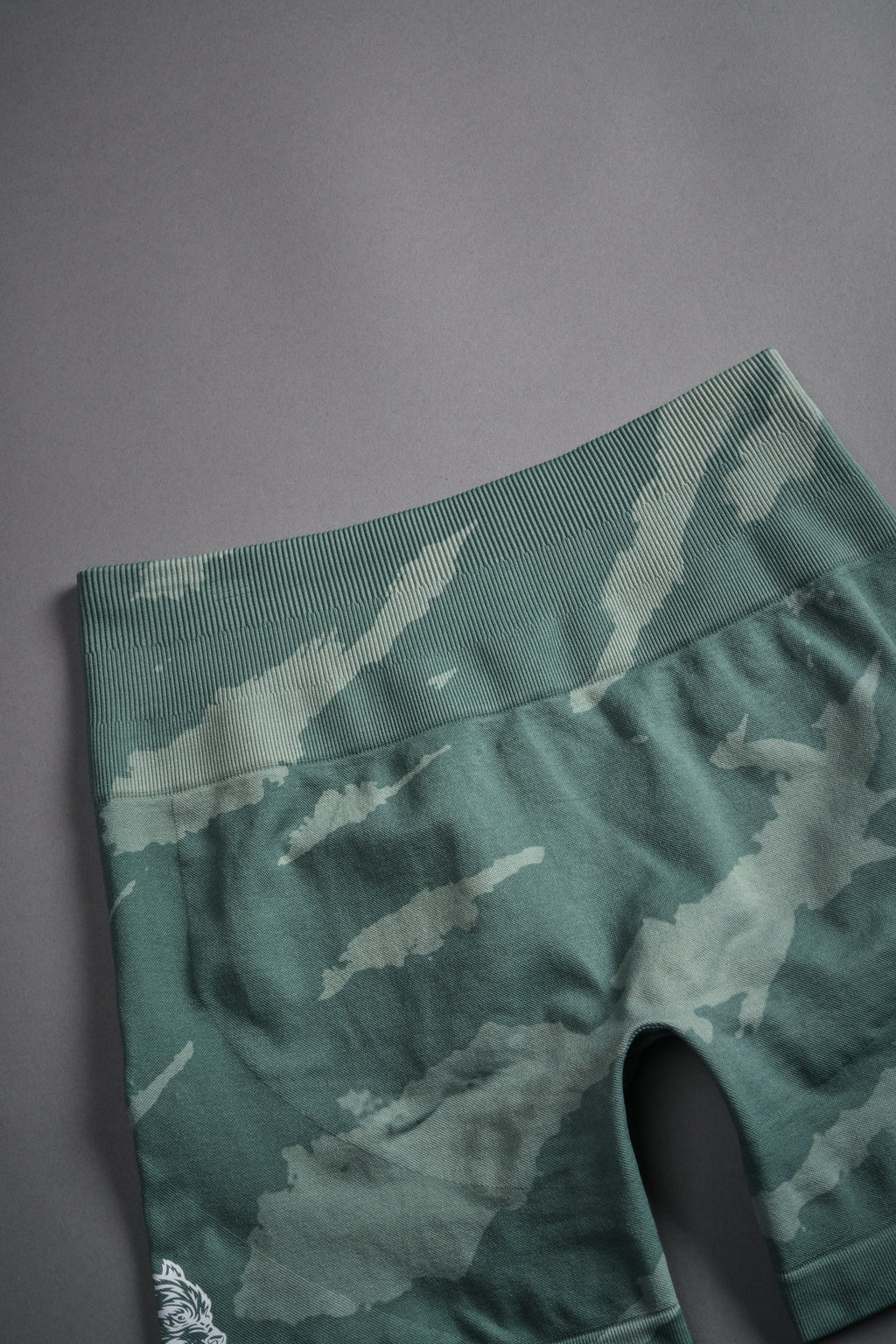 Dual Wolf Everson Seamless "Training" Shorts in Hunter Green Native Camo — imagem 8
