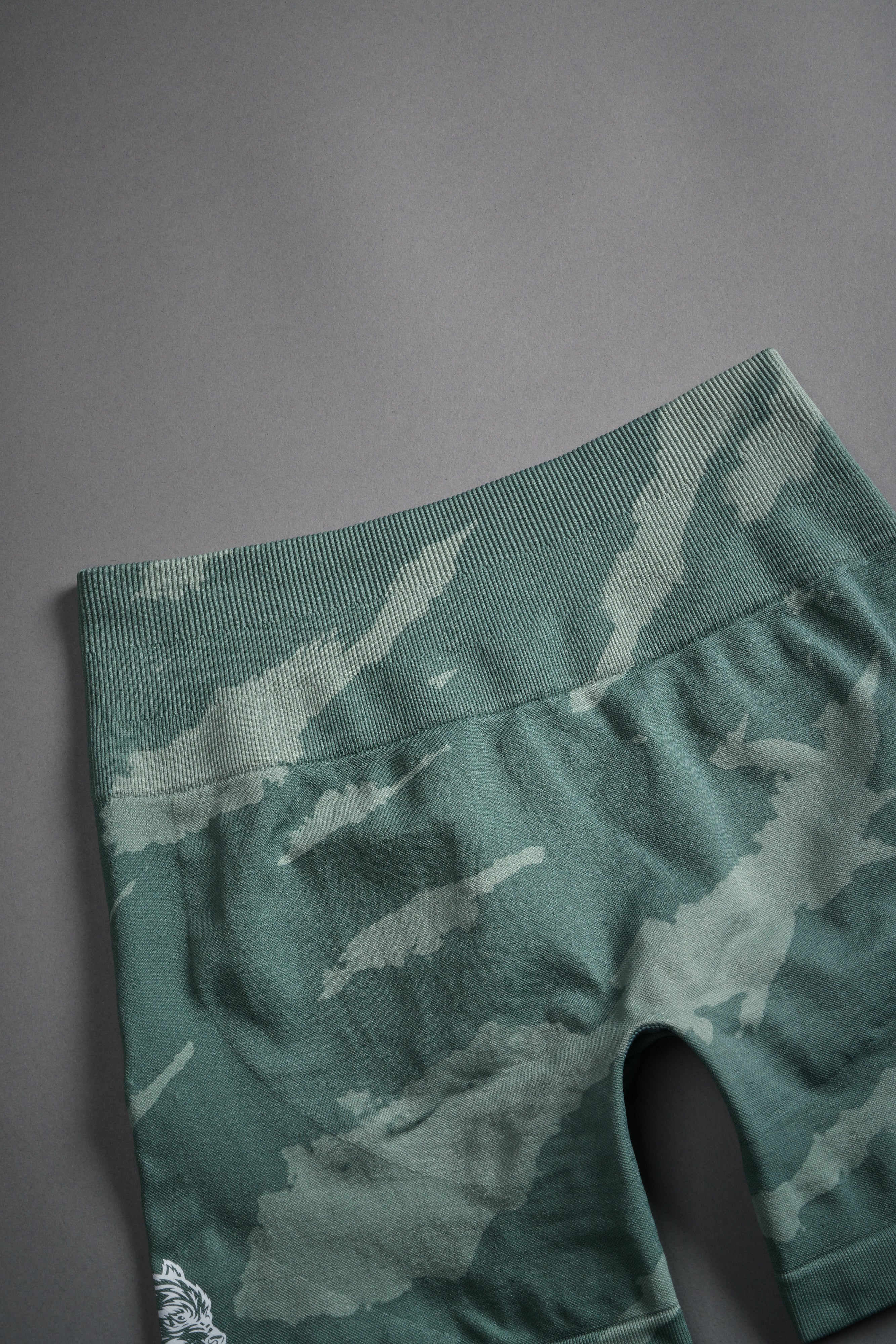 Dual Wolf Everson Seamless "Training" Shorts in Hunter Green Native Camo — imagem 8