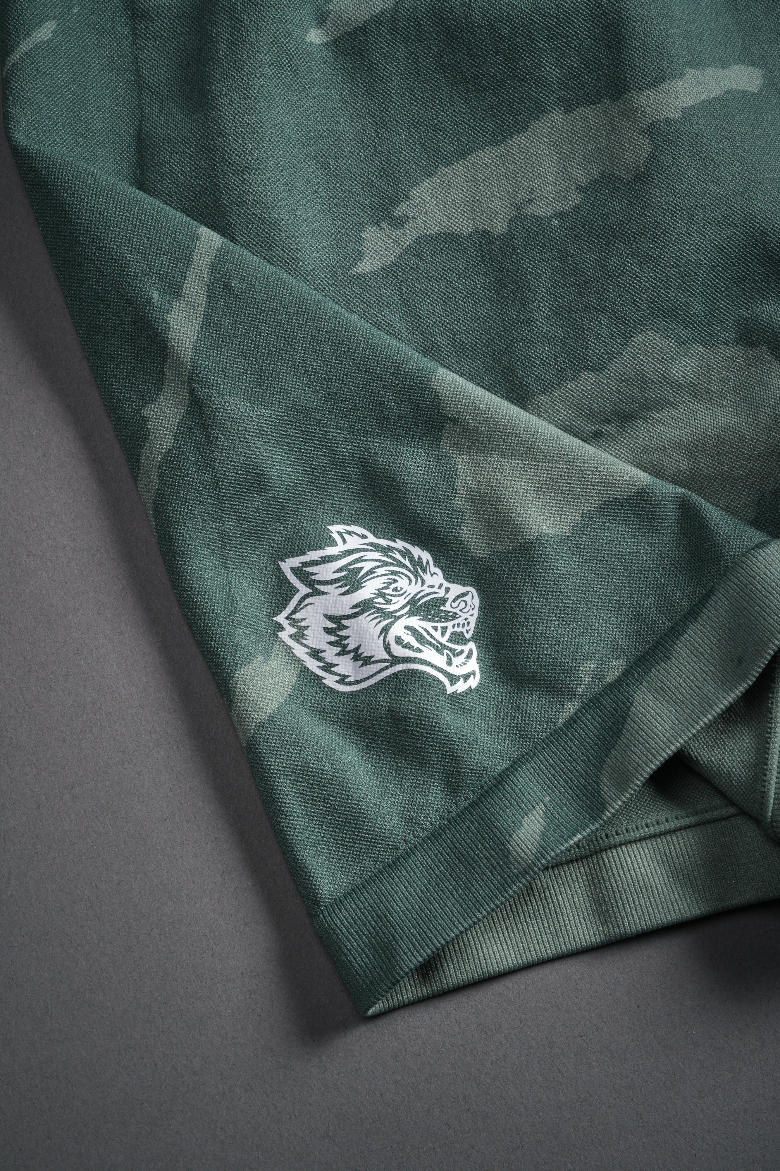 Dual Wolf Everson Seamless "Training" Shorts in Hunter Green Native Camo — imagem 10