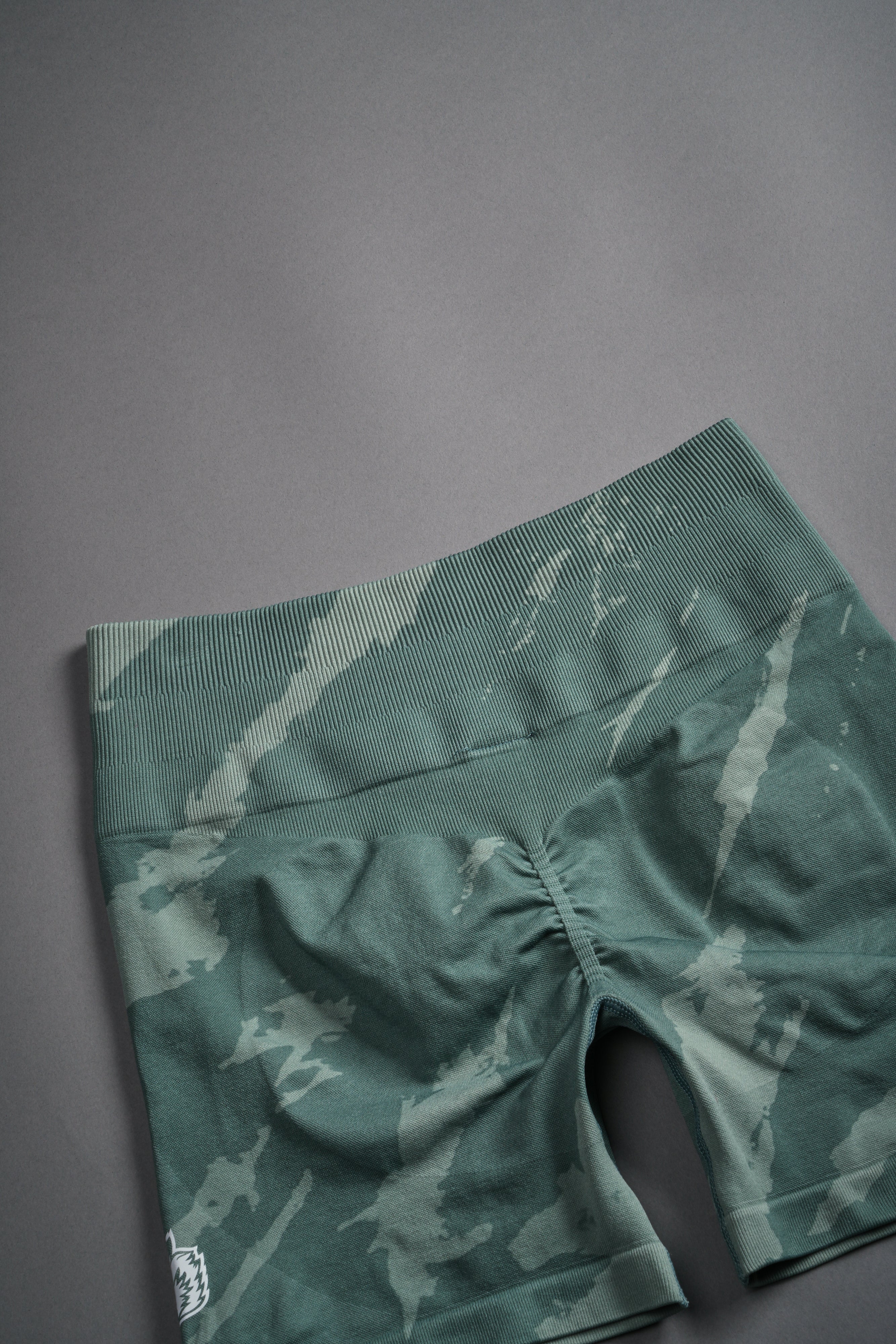 Dual Wolf Everson Seamless "Training" Shorts in Hunter Green Native Camo — imagem 9