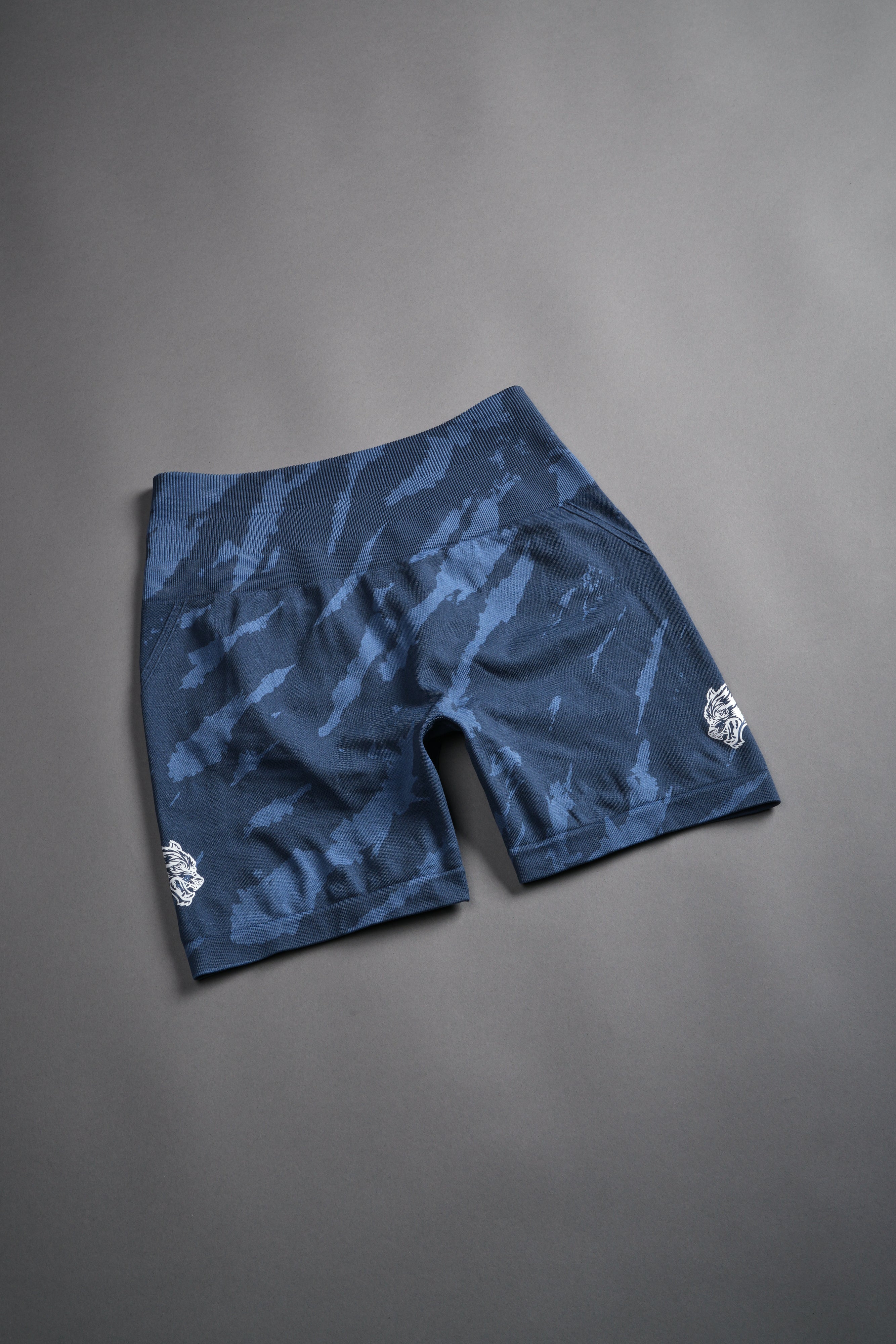 Dual Wolf Everson Seamless "Huxley" Shorts in Ocean Blue Native Camo — imagem 7