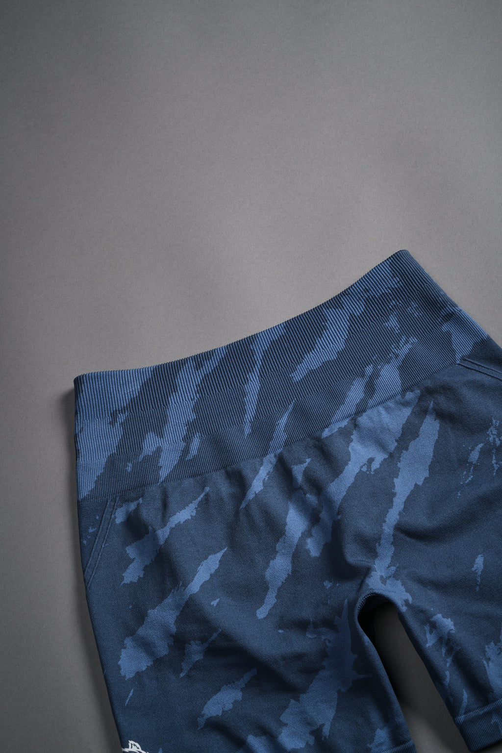 Dual Wolf Everson Seamless "Huxley" Shorts in Ocean Blue Native Camo — imagem 8