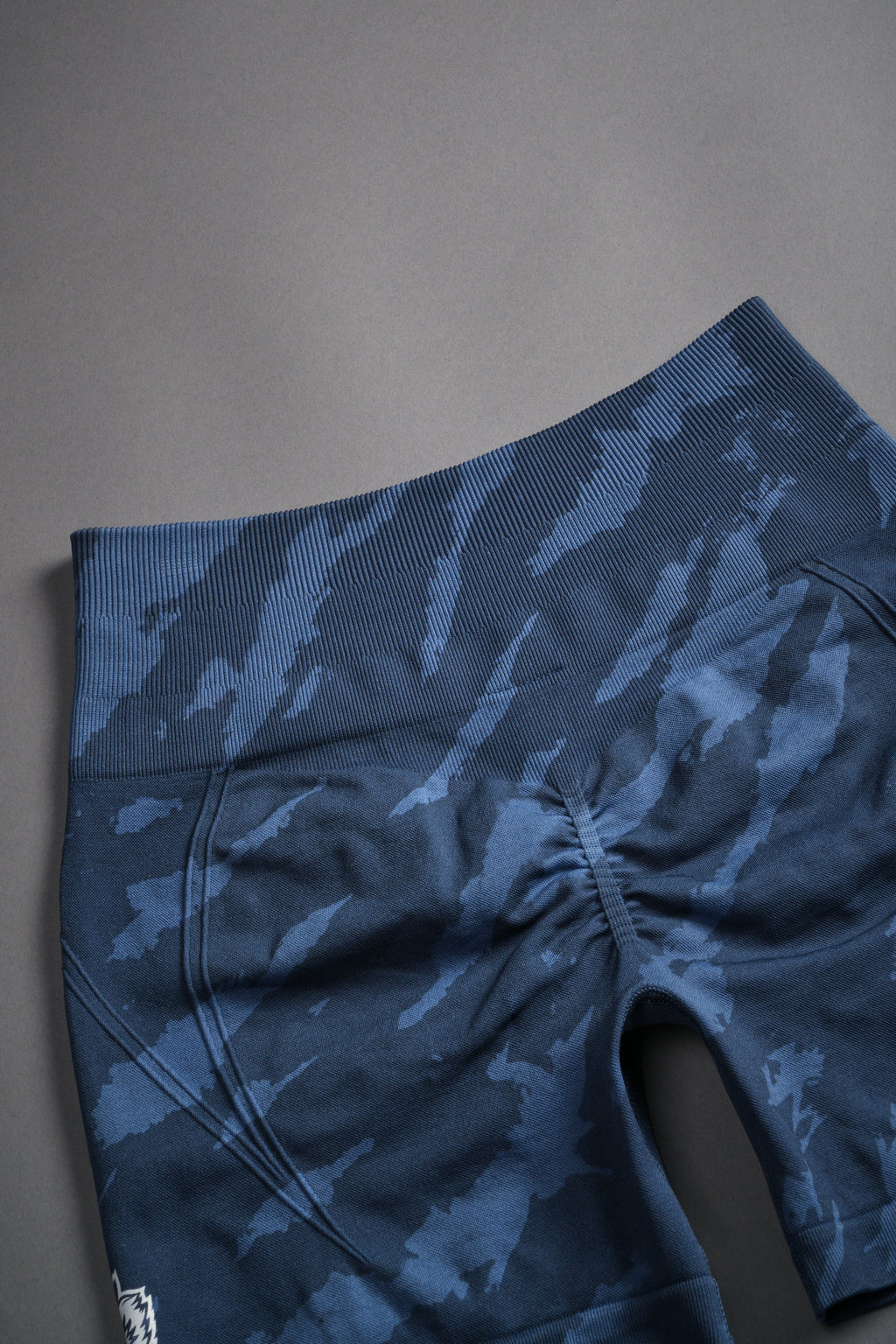 Dual Wolf Everson Seamless "Huxley" Shorts in Ocean Blue Native Camo — imagem 9