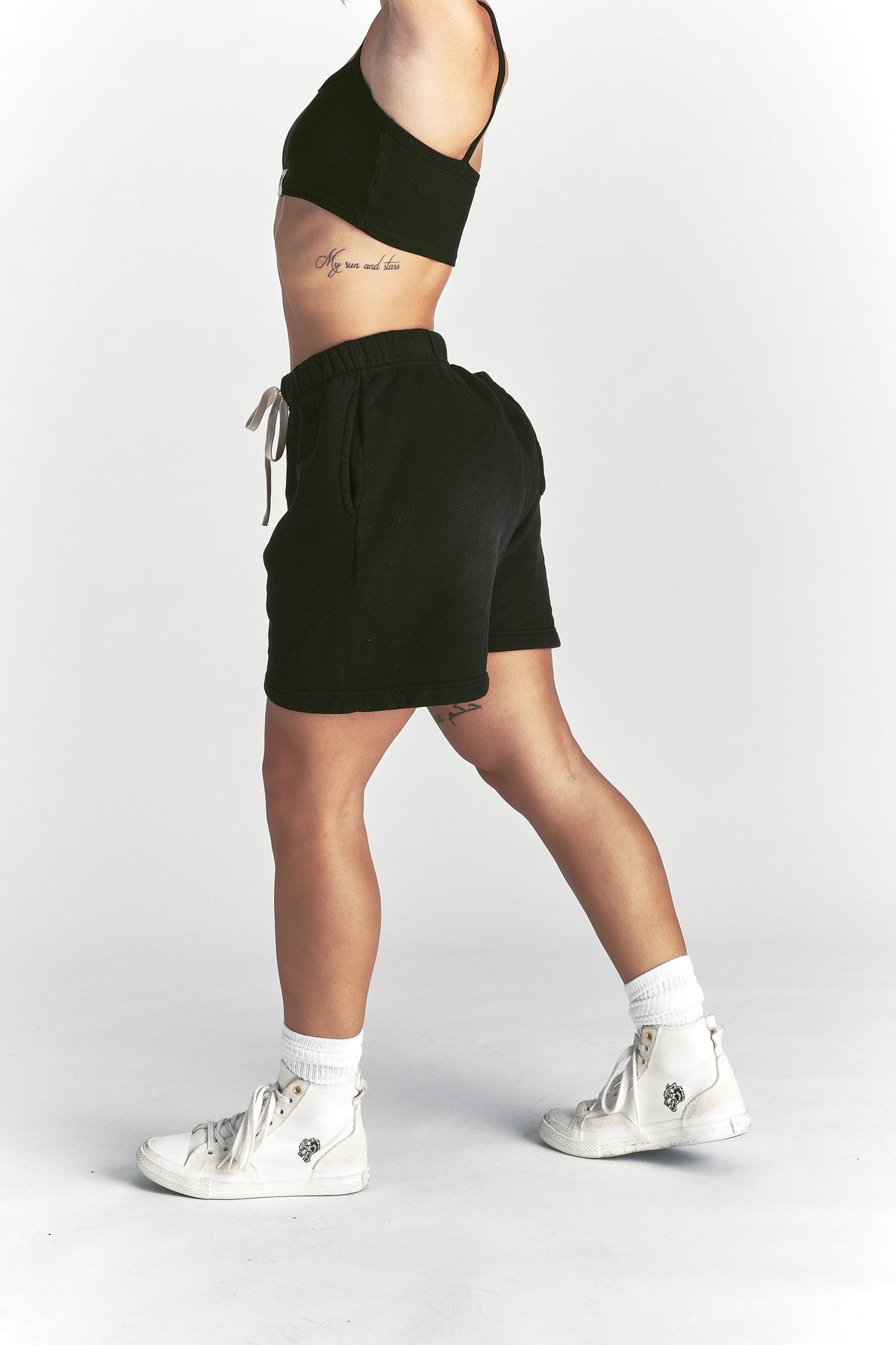 IYKYK Patched Oversized Sweat Short in Black Sun Fade — imagem 9